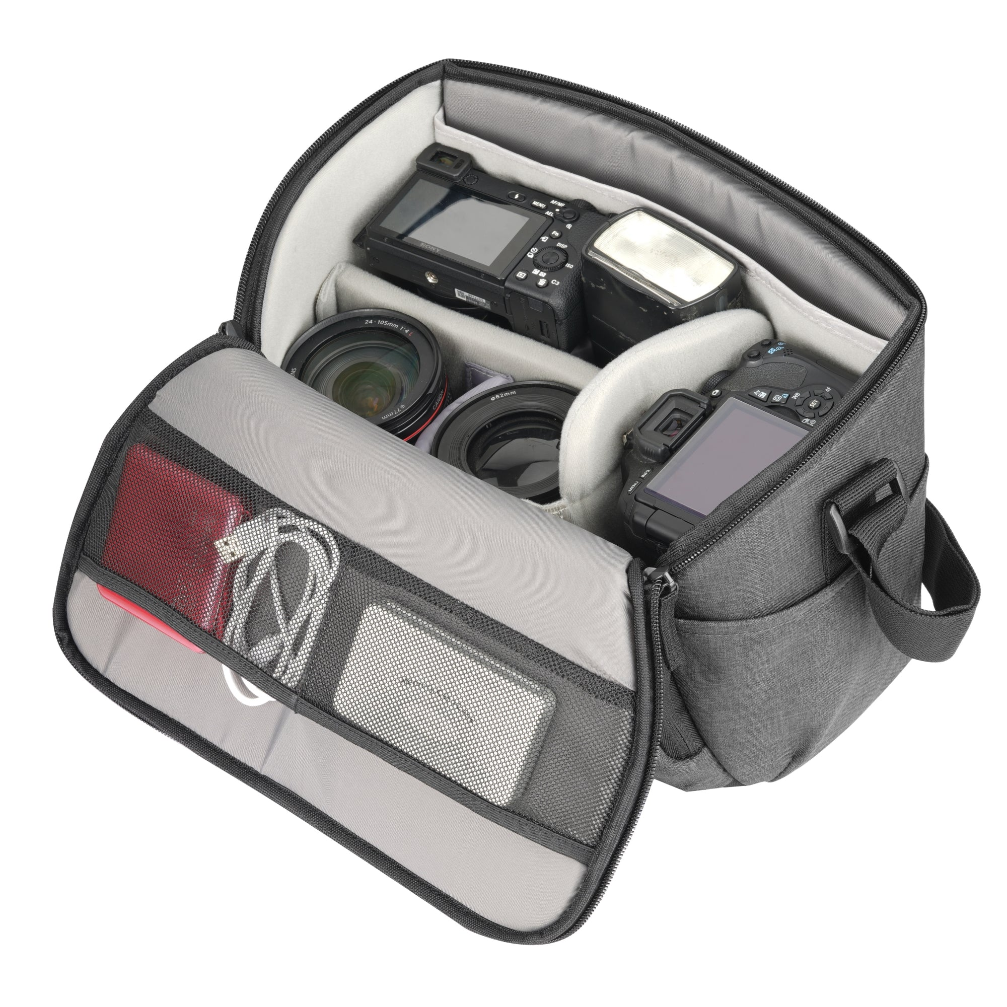 Bolsa de cámara gris con dos cámaras, lentes y accesorios dentro.