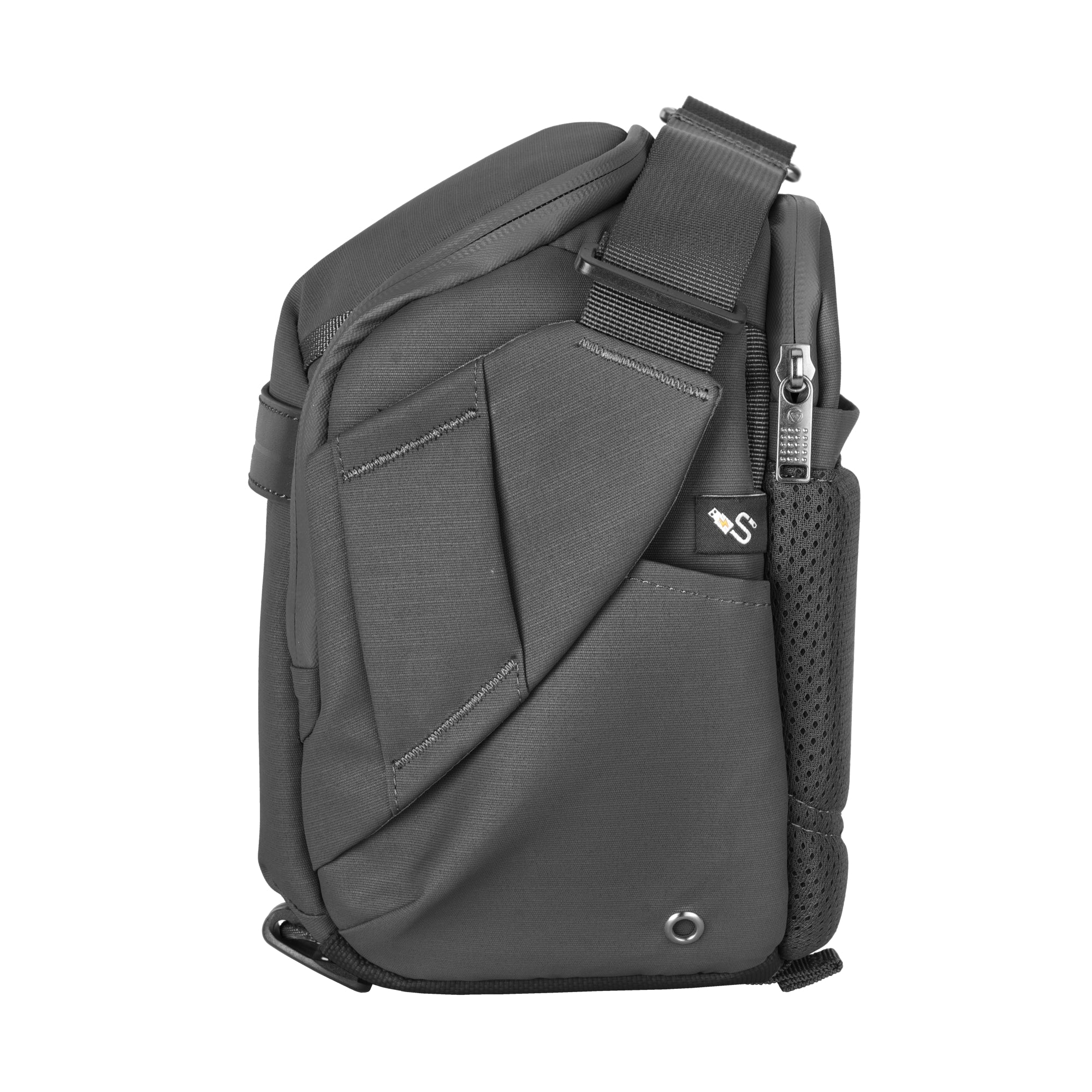 Bolso cruzado gris con cremallera y detalles de malla.