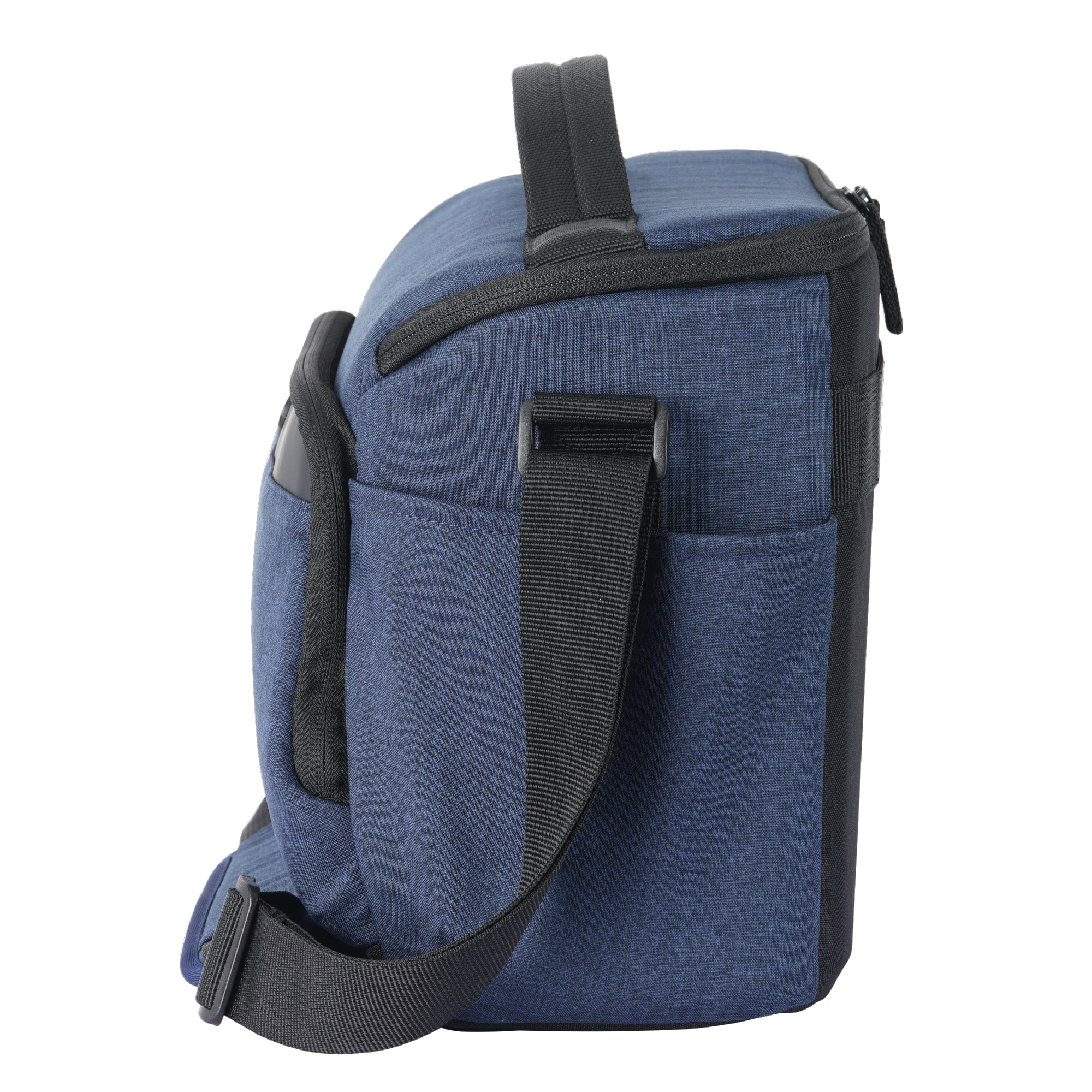 Una bolsa azul con correa y cremallera negras, sobre fondo blanco.