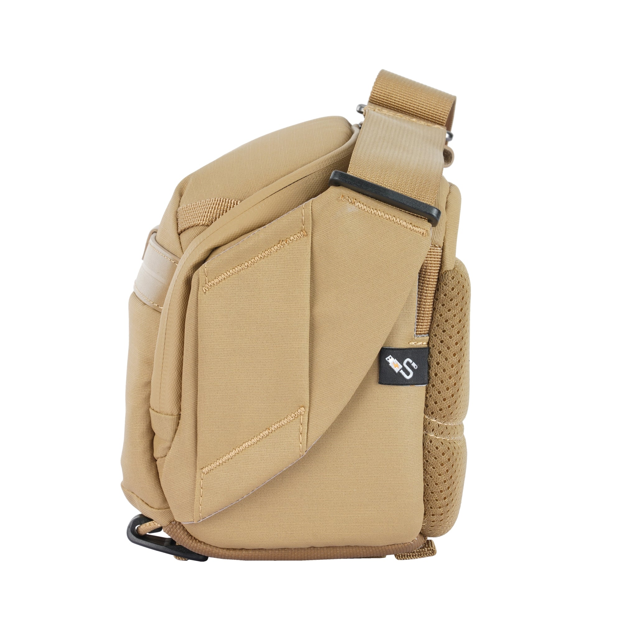 Bolso cruzado color canela con correa negra y logo lateral.