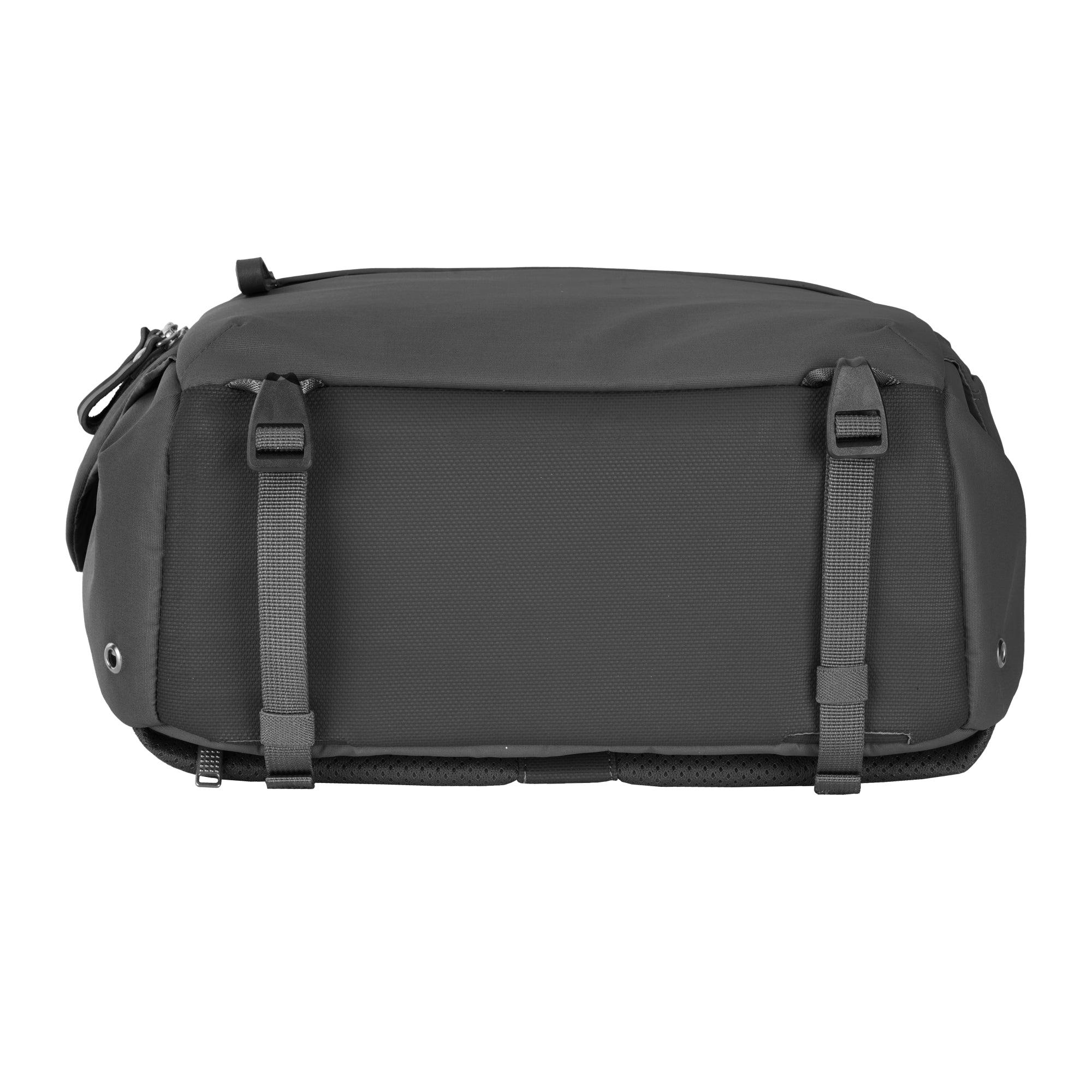 Mochila gris de tela con correas y hebillas negras.