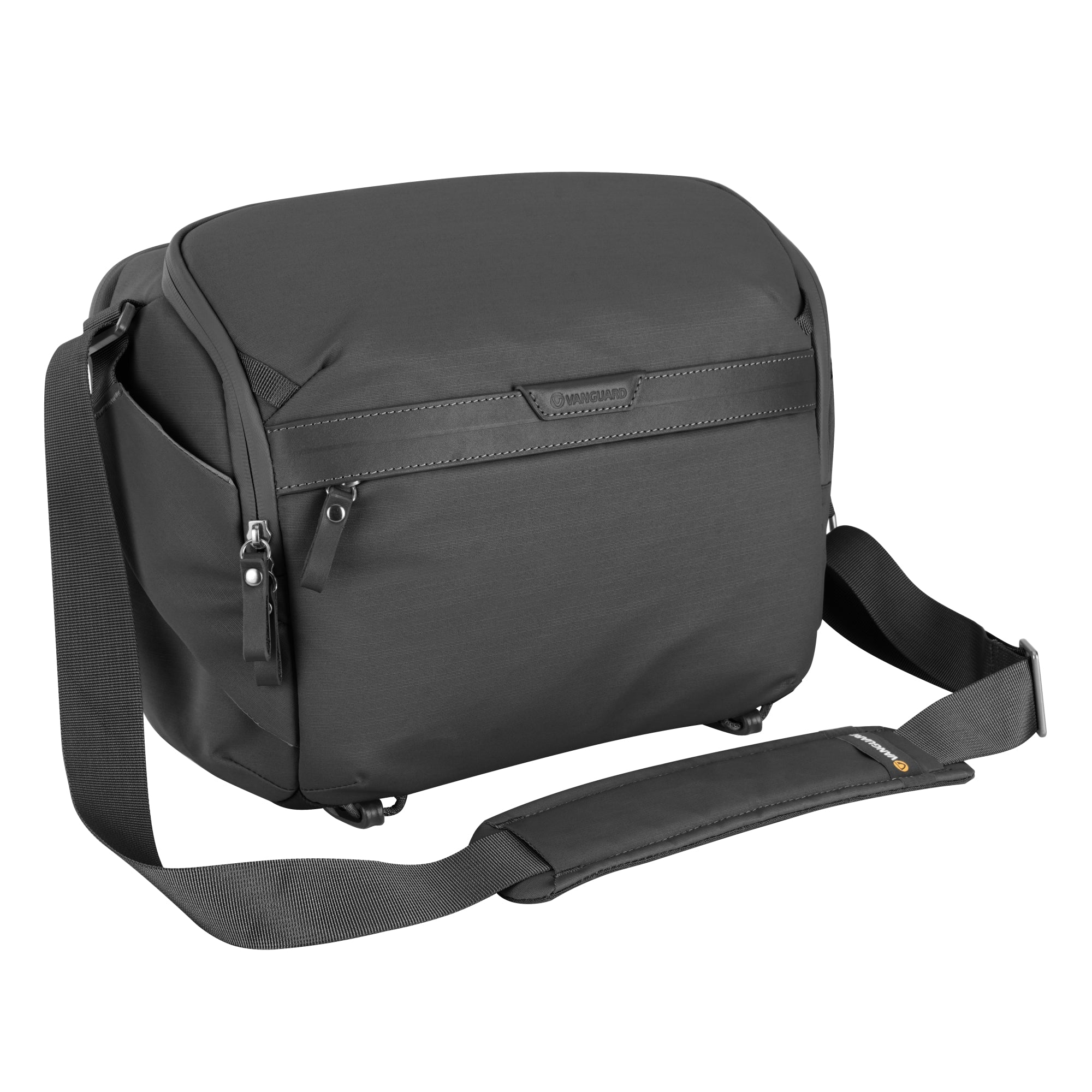 Un bolso de mensajero gris oscuro con correa y cremalleras.