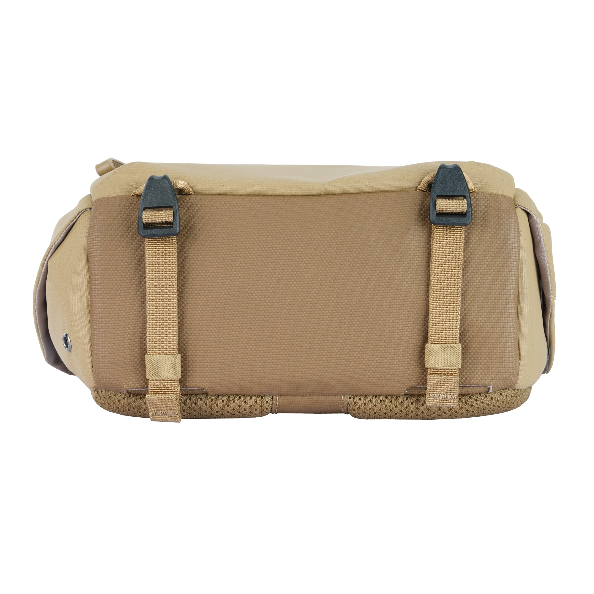 Una bolsa color canela con hebillas y correas negras sobre fondo blanco.