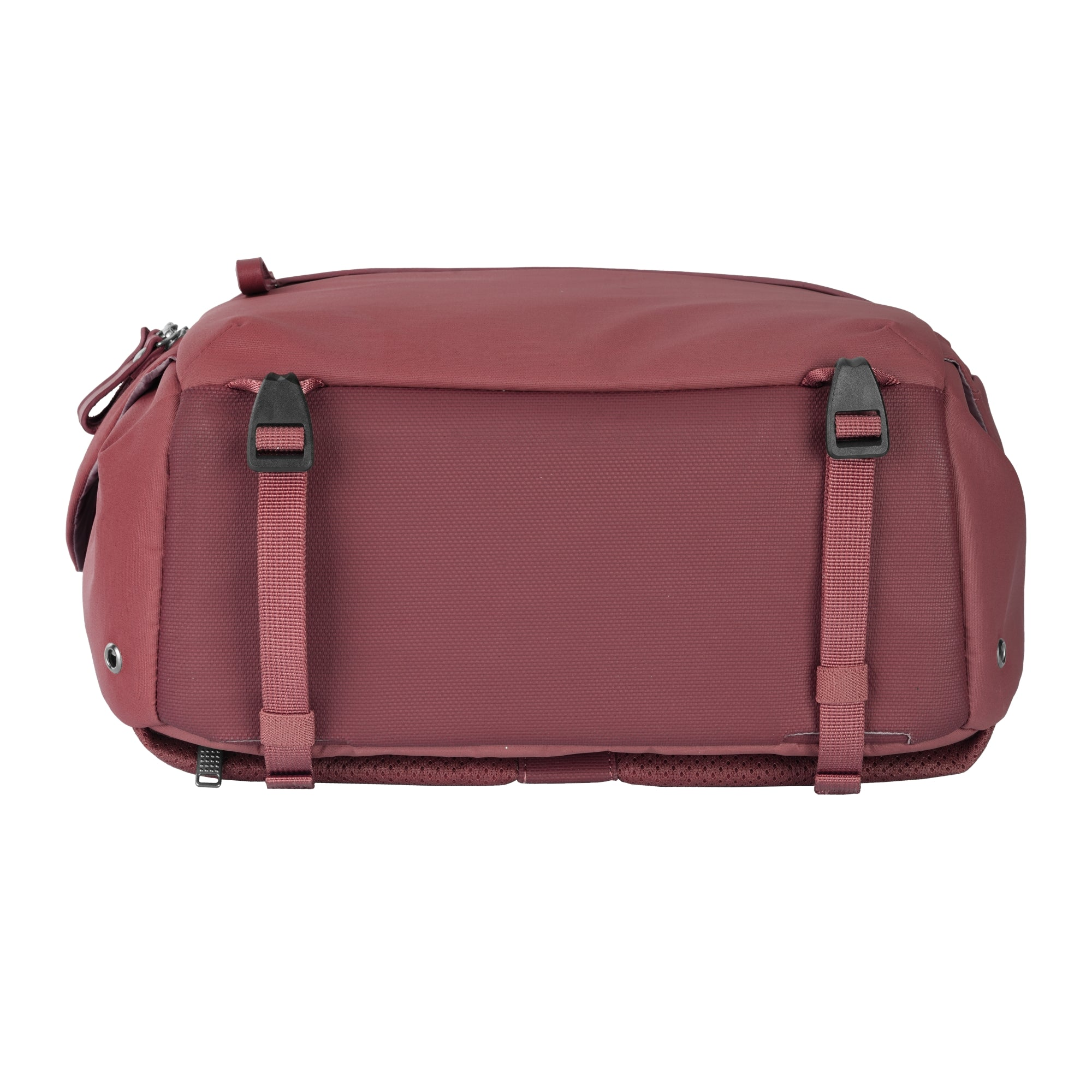 Una bolsa color burdeos con hebillas y correas negras sobre fondo blanco.