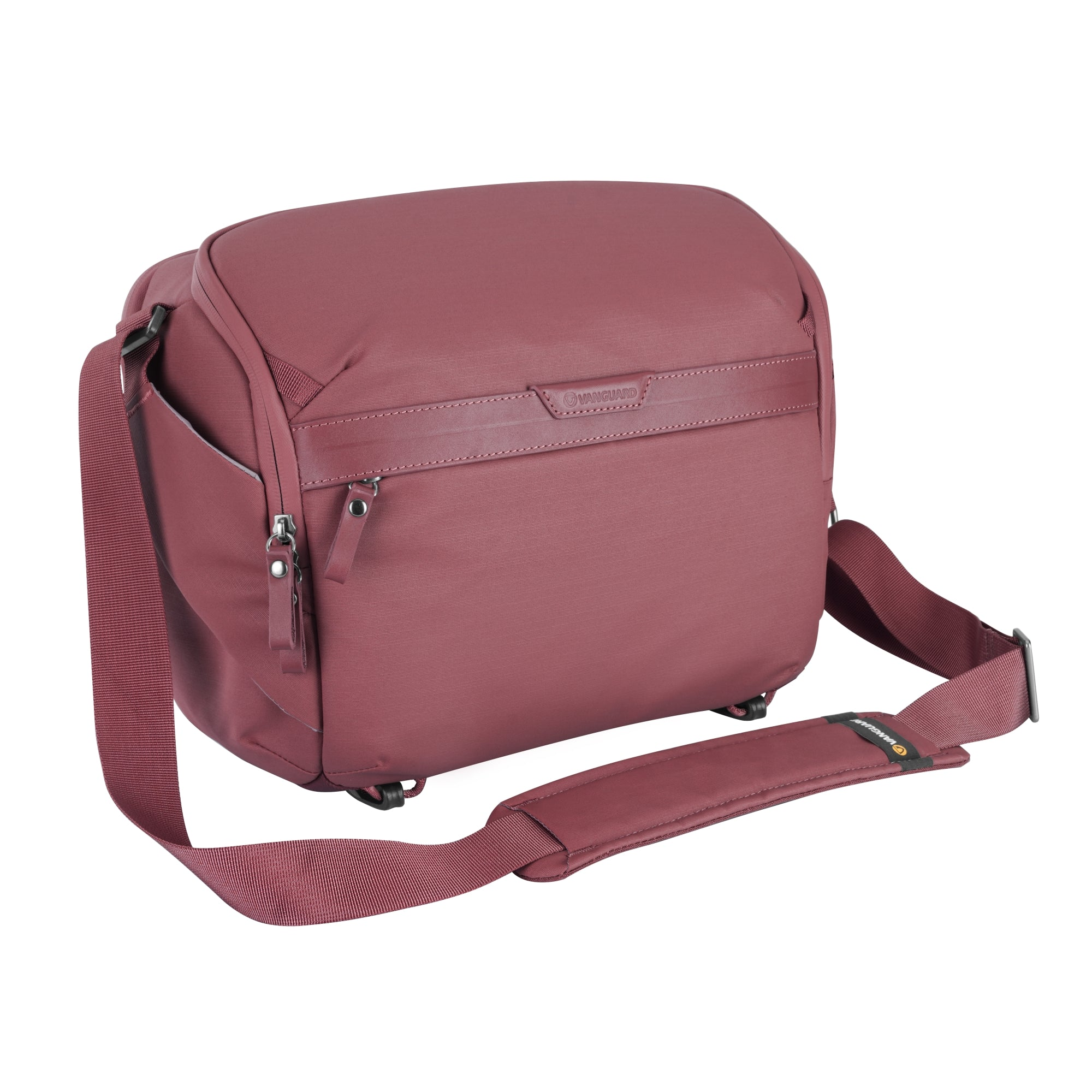 Una bolsa de color burdeos con correa para el hombro y cremalleras.