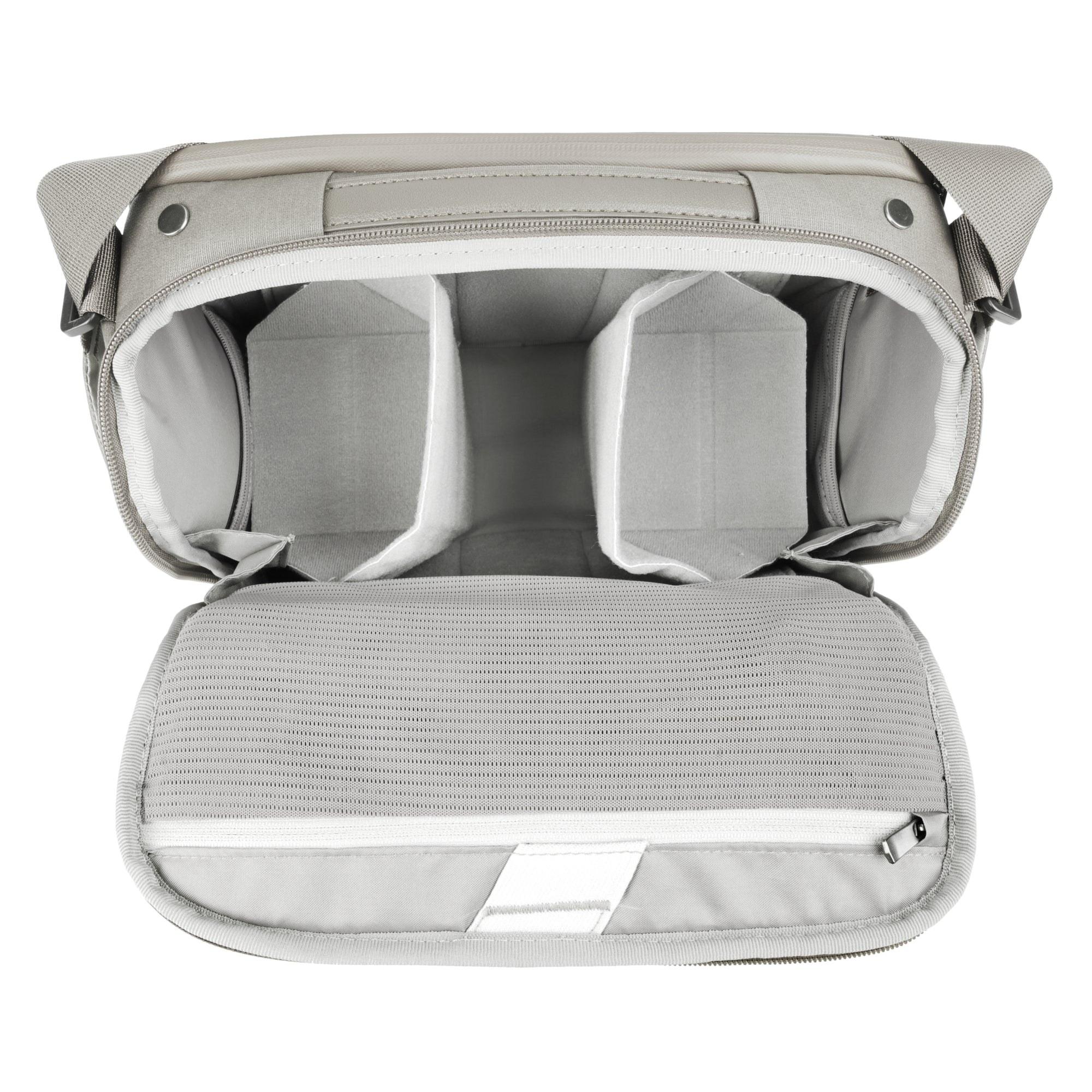 Una bolsa de cámara gris con compartimento abierto y divisores. El forro interior es gris claro.