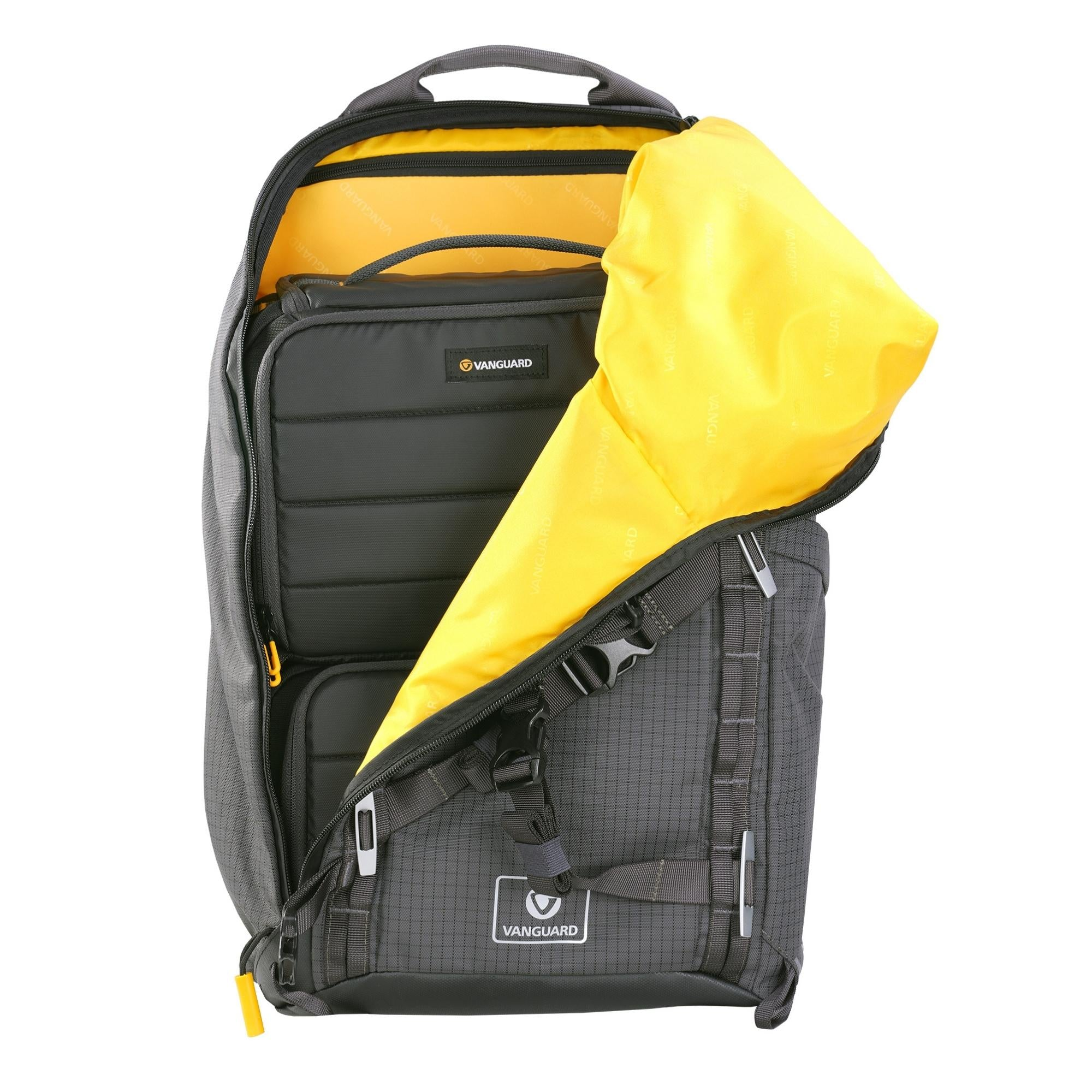 Mochila gris con forro amarillo y compartimento abierto.