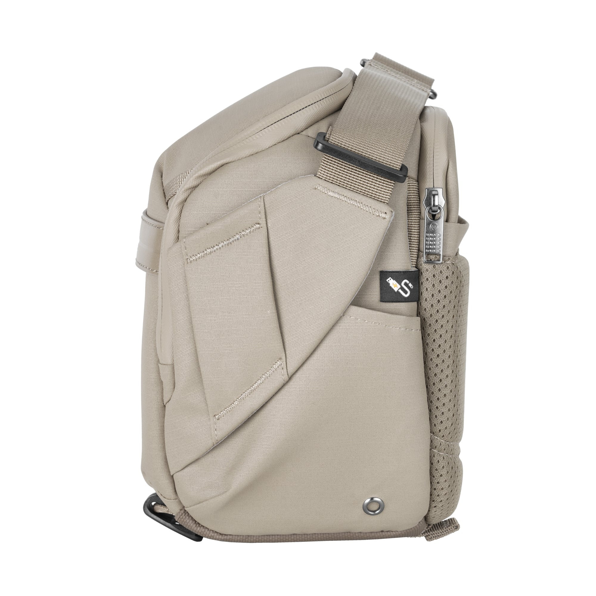 Bolso cruzado beige con correa, cremallera y logo negro sobre fondo blanco.