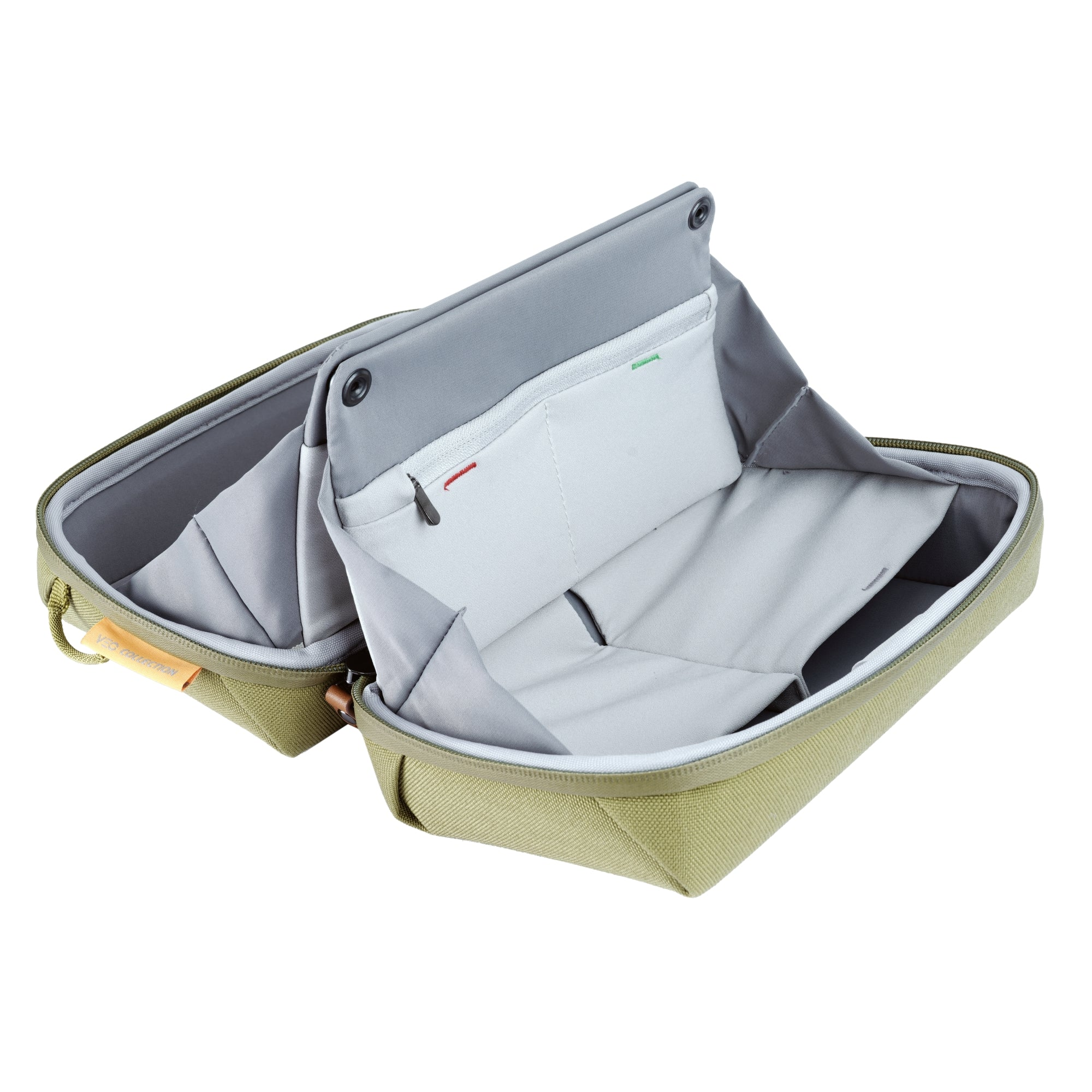 Bolsa verde con compartimentos abiertos e inserciones grises. Se ve una etiqueta naranja.