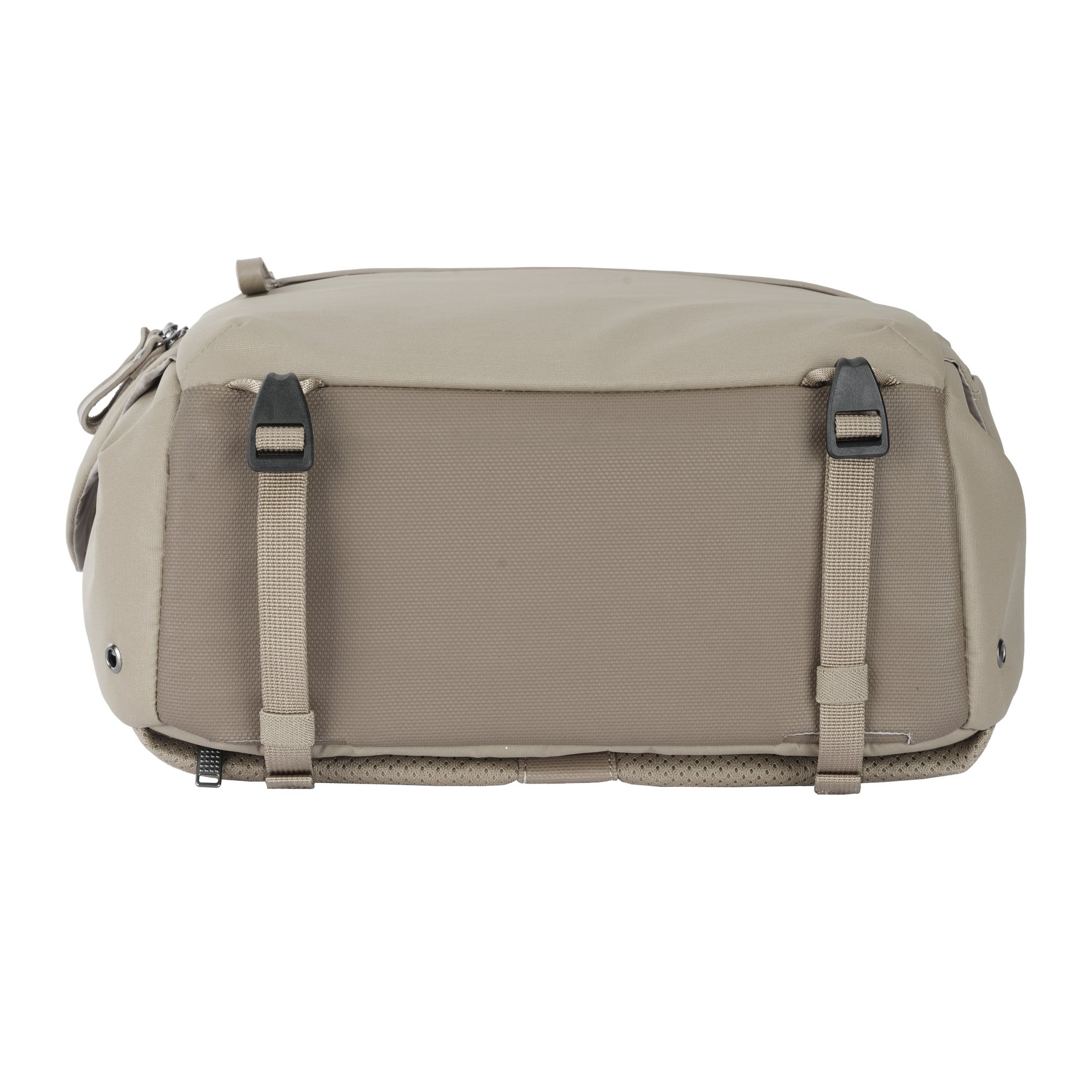 Una bolsa beige con hebillas y correas negras, sobre fondo blanco.