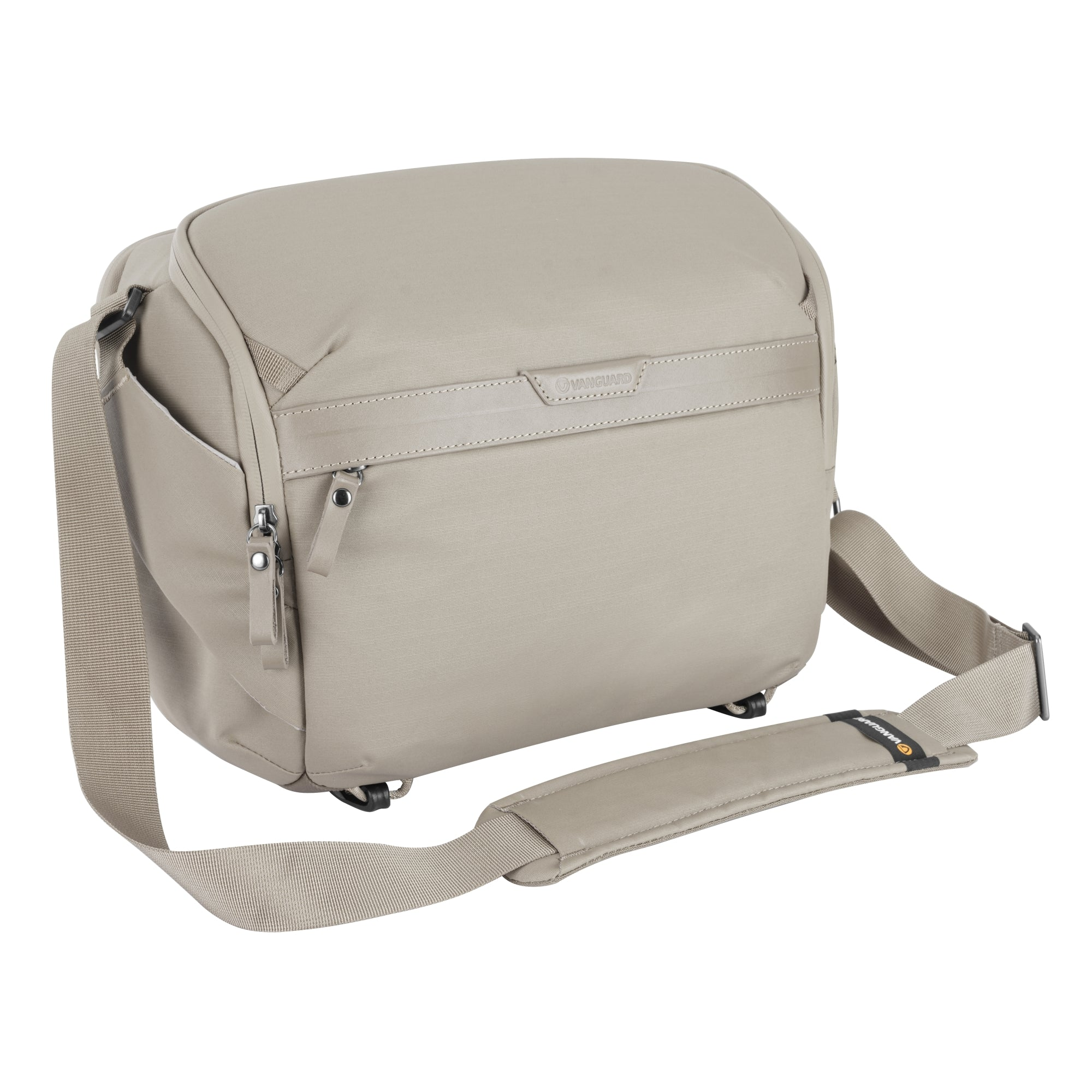 Una bandolera beige con correa ajustable y bolsillos con cremallera.