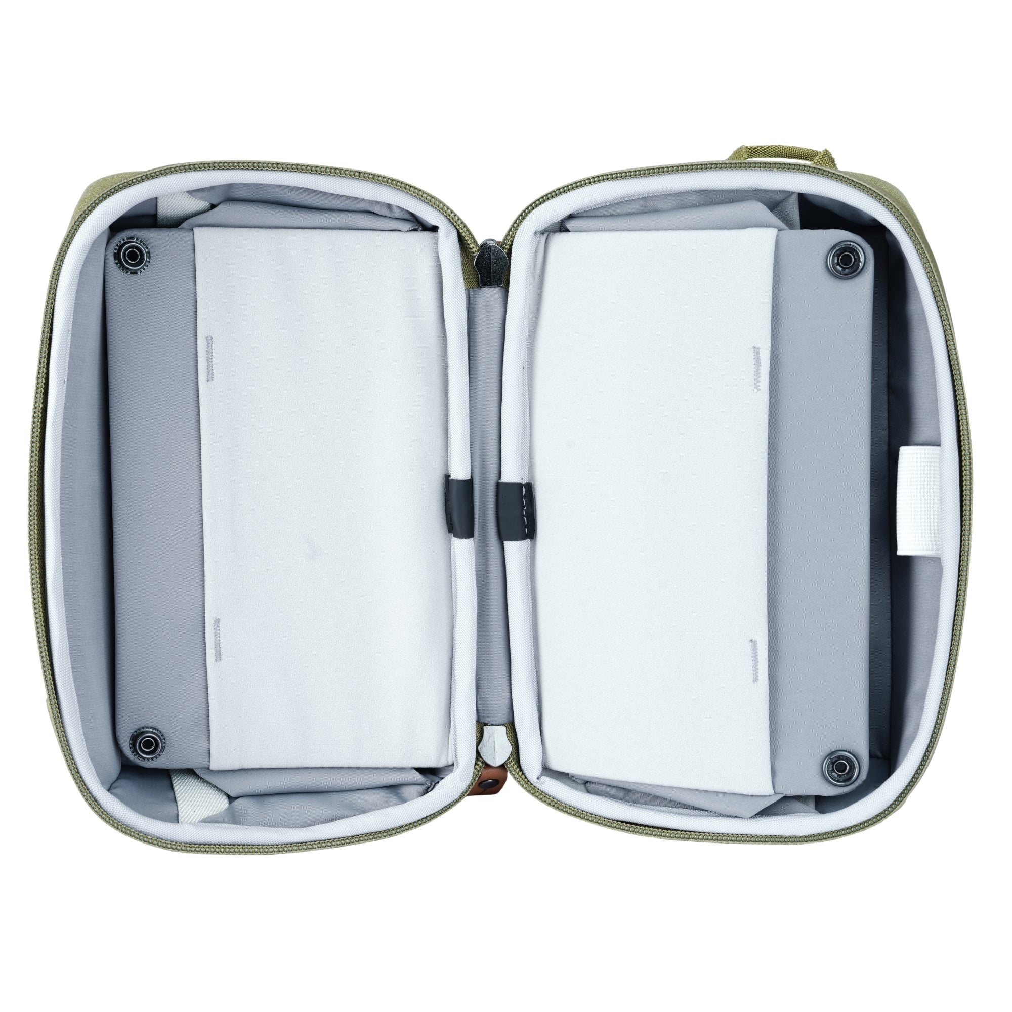 Bolsa verde oliva abierta con interior blanco y gris, dos compartimentos.