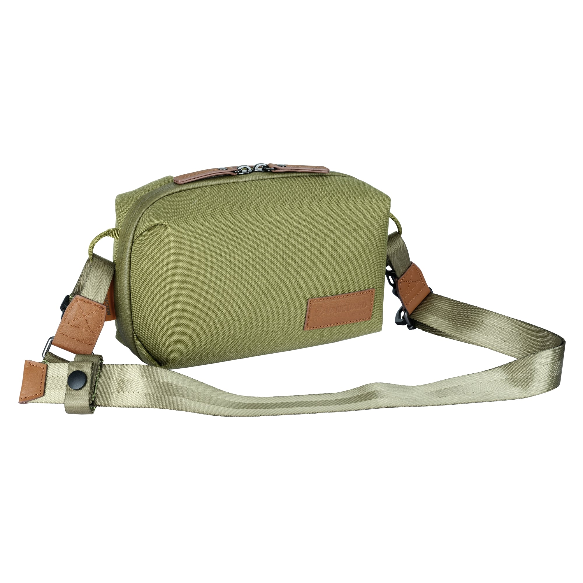 Bolso verde con detalles en cuero marrón y correa ajustable.