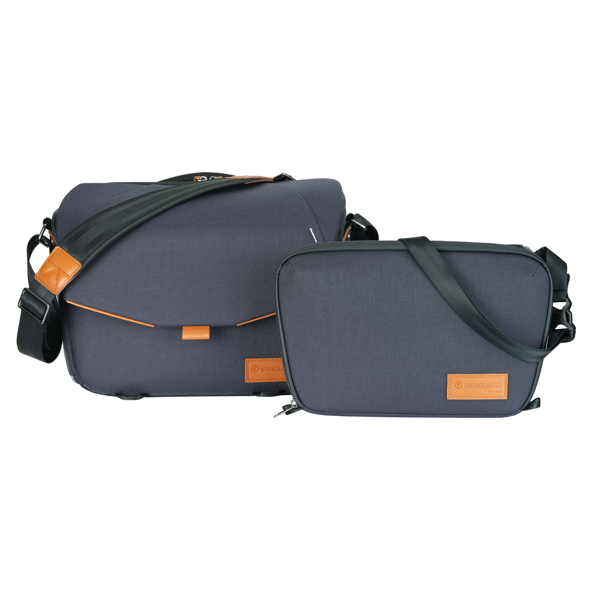 Dos bolsos de mensajero oscuros con detalles y correas de cuero marrón.