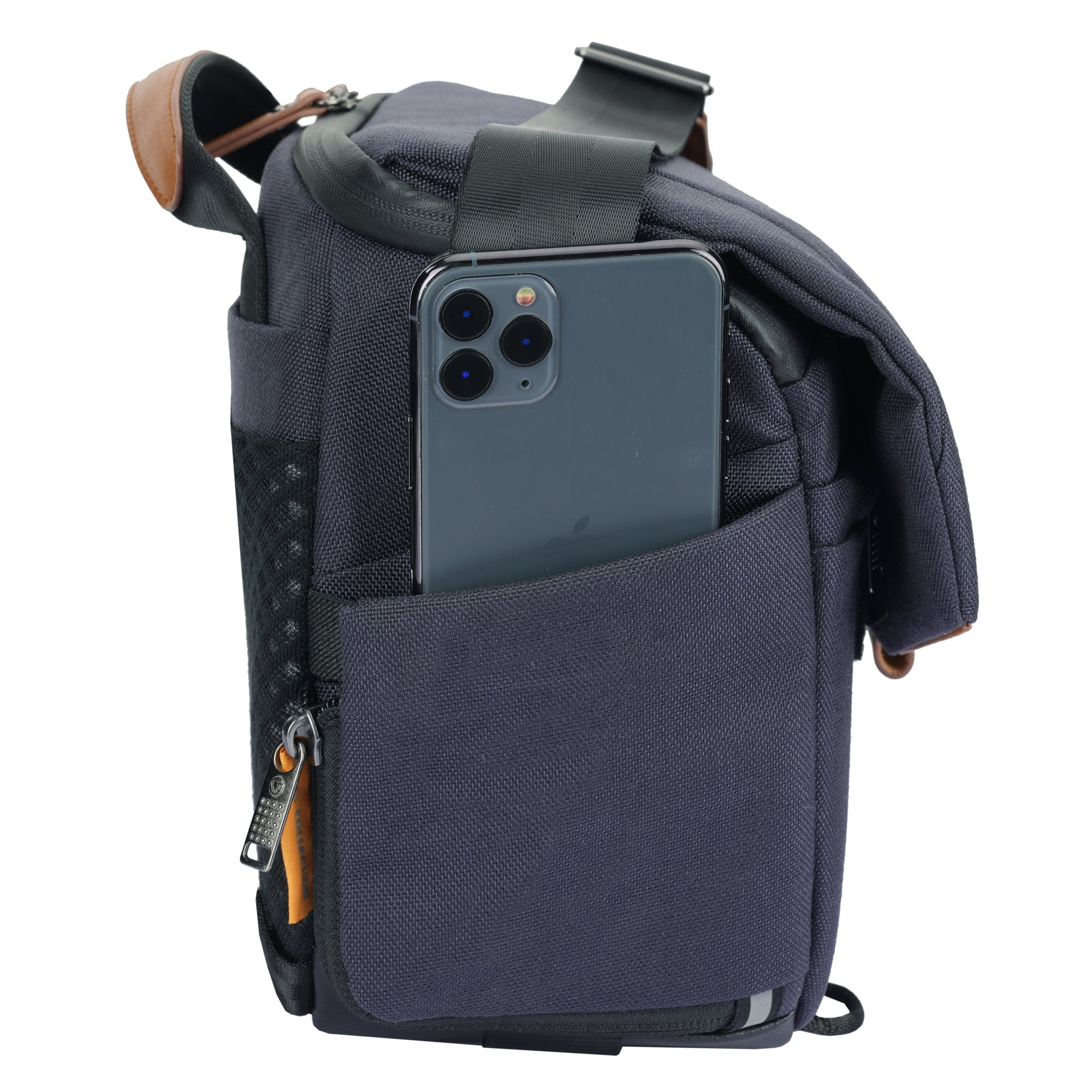 Bolso gris oscuro con m7vil en bolsillo, detalles en cuero marr7n, fondo blanco.