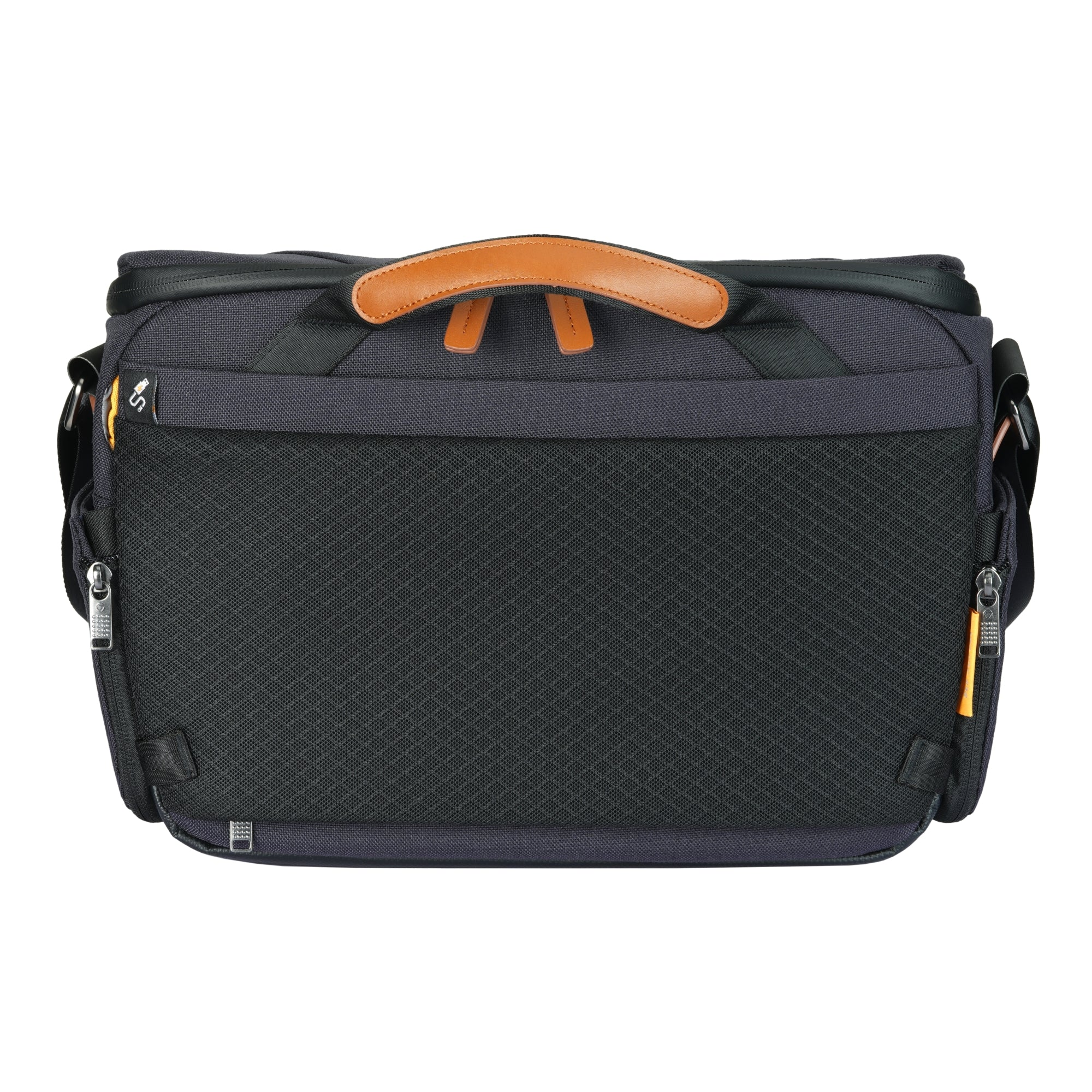 Bolso gris oscuro con asa de cuero marrón y cremalleras.