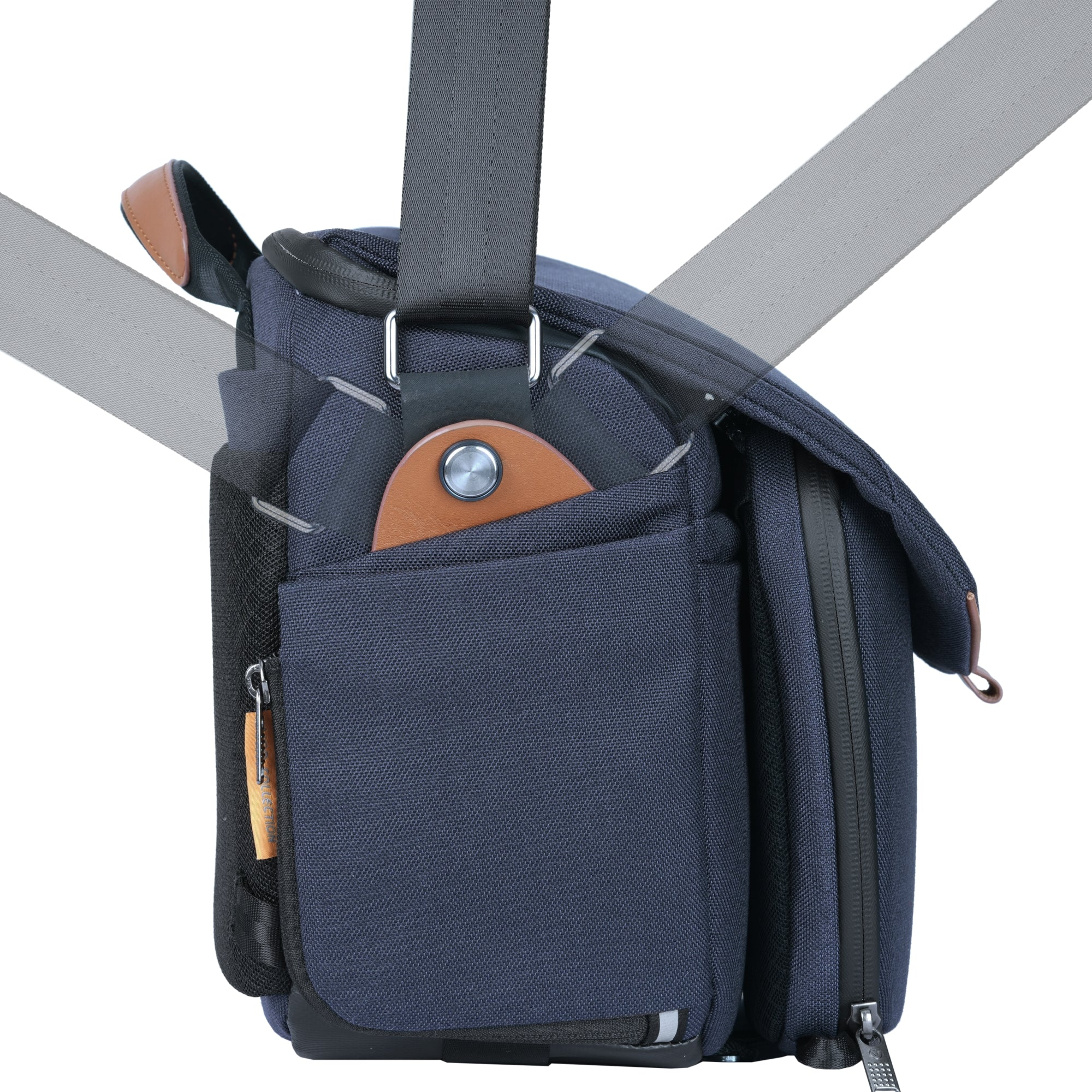 Bolso mensajero azul oscuro con detalles de cuero marrón y correa gris.