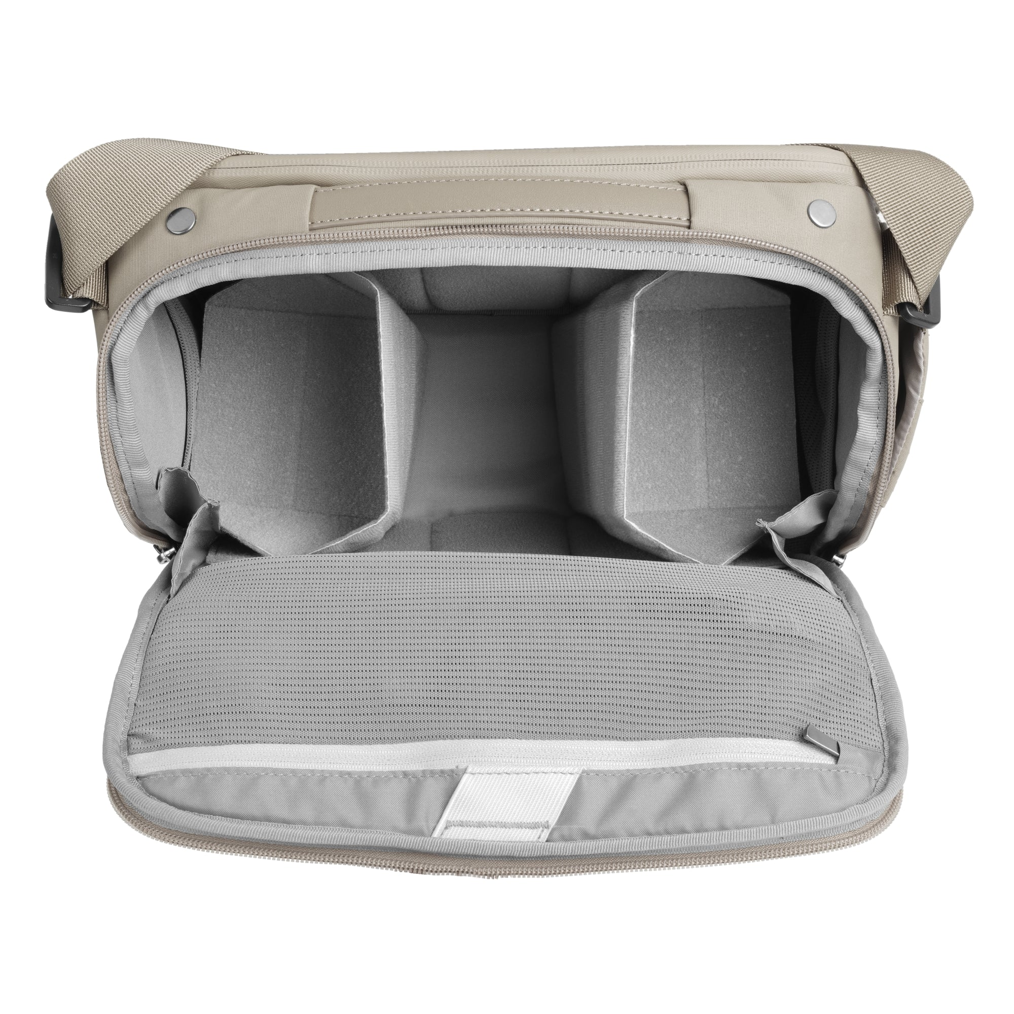Una bolsa de cámara beige con el compartimento principal abierto y divisores acolchados.