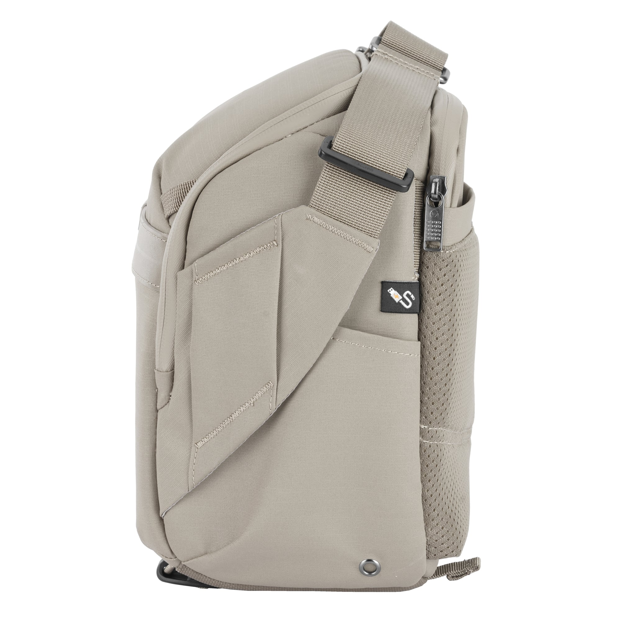 Bolso cruzado beige con cremallera y tejido de malla.