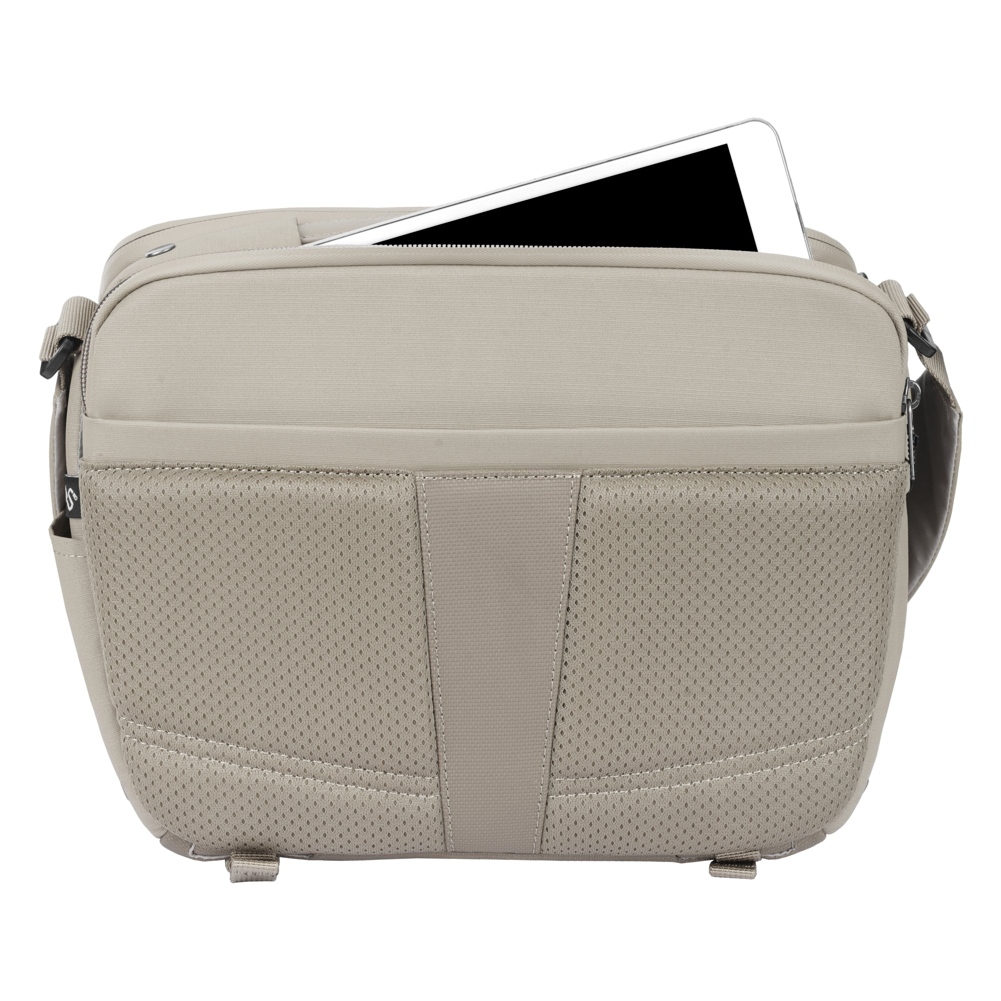 Una bolsa beige con una tableta parcialmente insertada en el bolsillo superior.