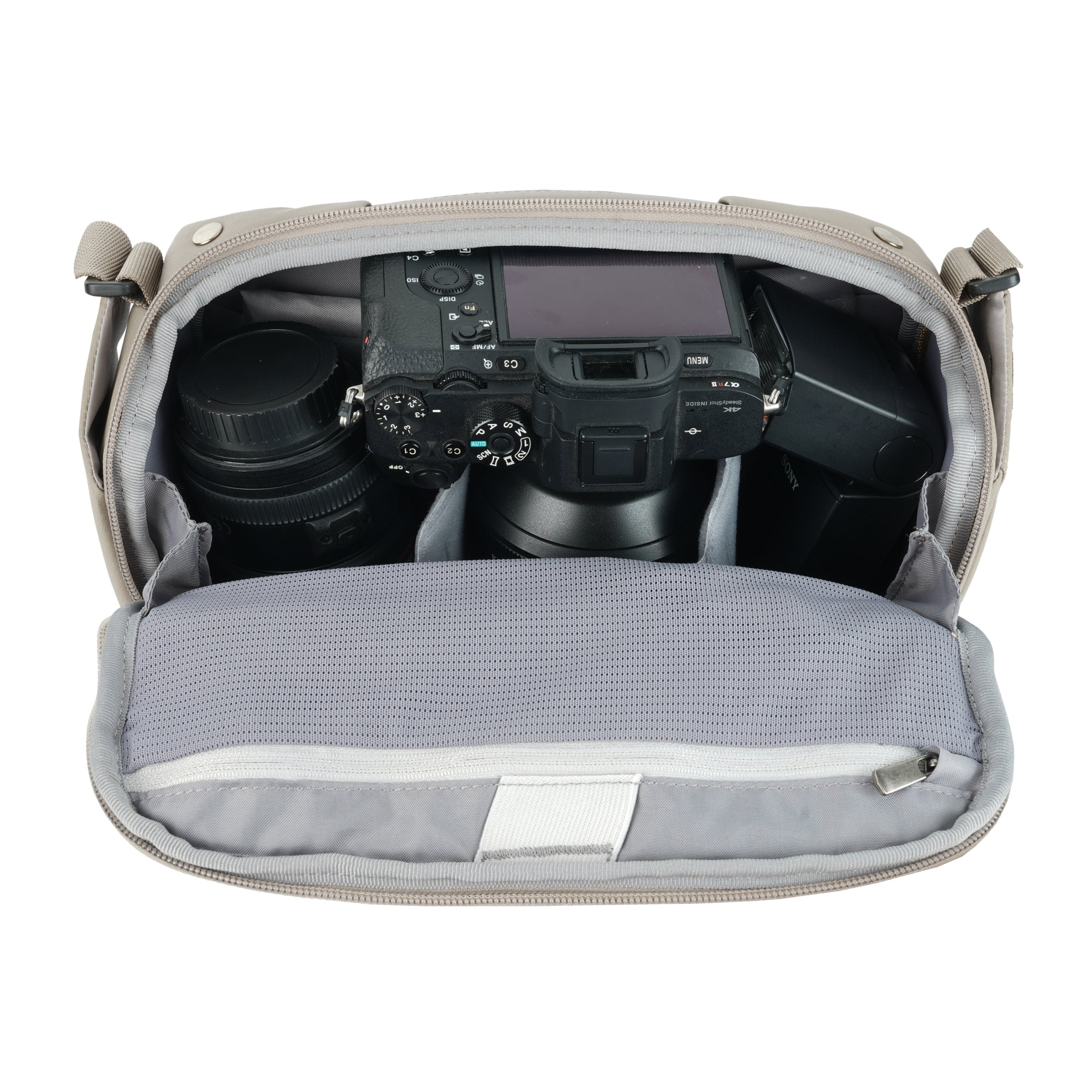 Una bolsa de cámara gris con una cámara Sony Alpha 7R II y un objetivo.