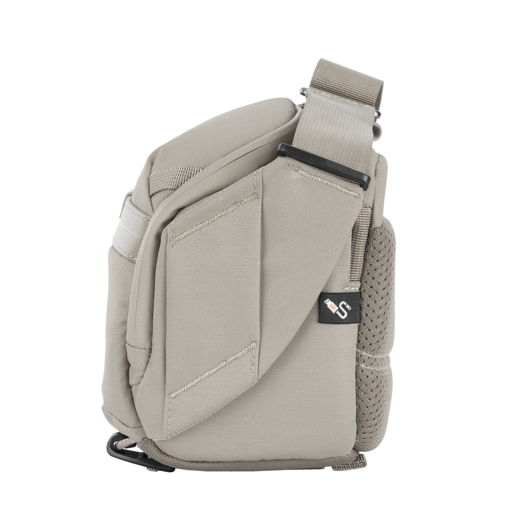 Una bandolera gris con correa para el hombro y un pequeño logo en el lateral.