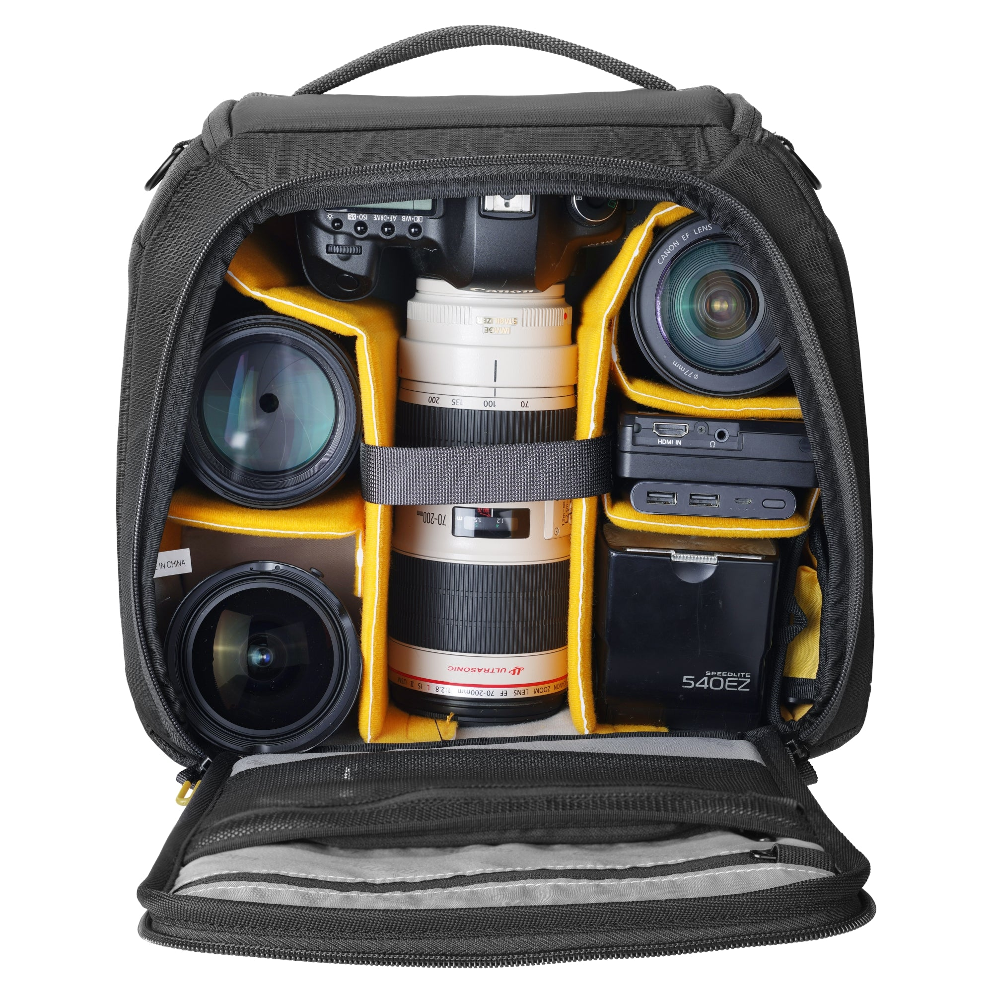 Una bolsa de cámara negra con equipo: cámaras, lentes, flash y batería externa.