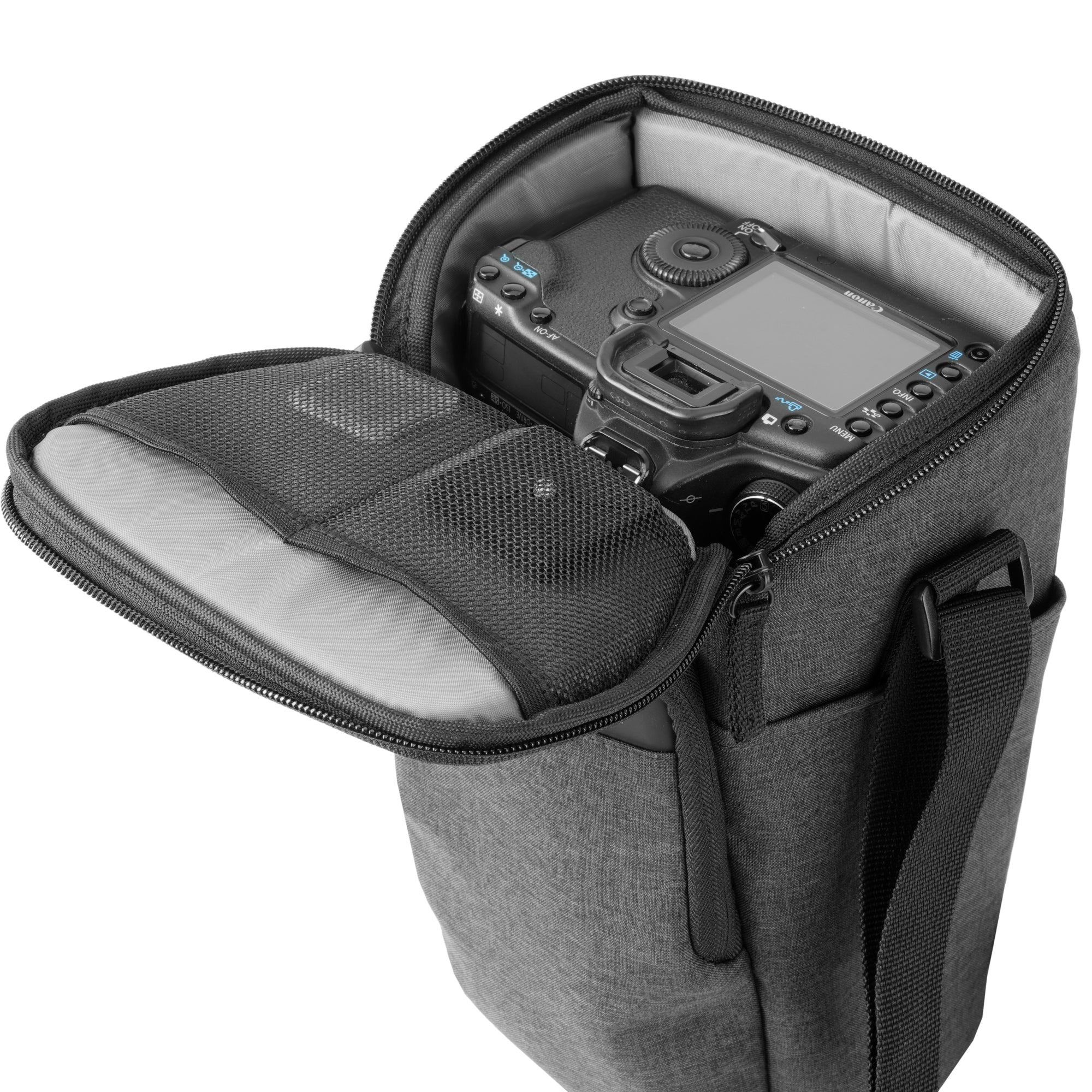 Una bolsa de cámara gris con una cámara DSLR negra dentro, parcialmente abierta.