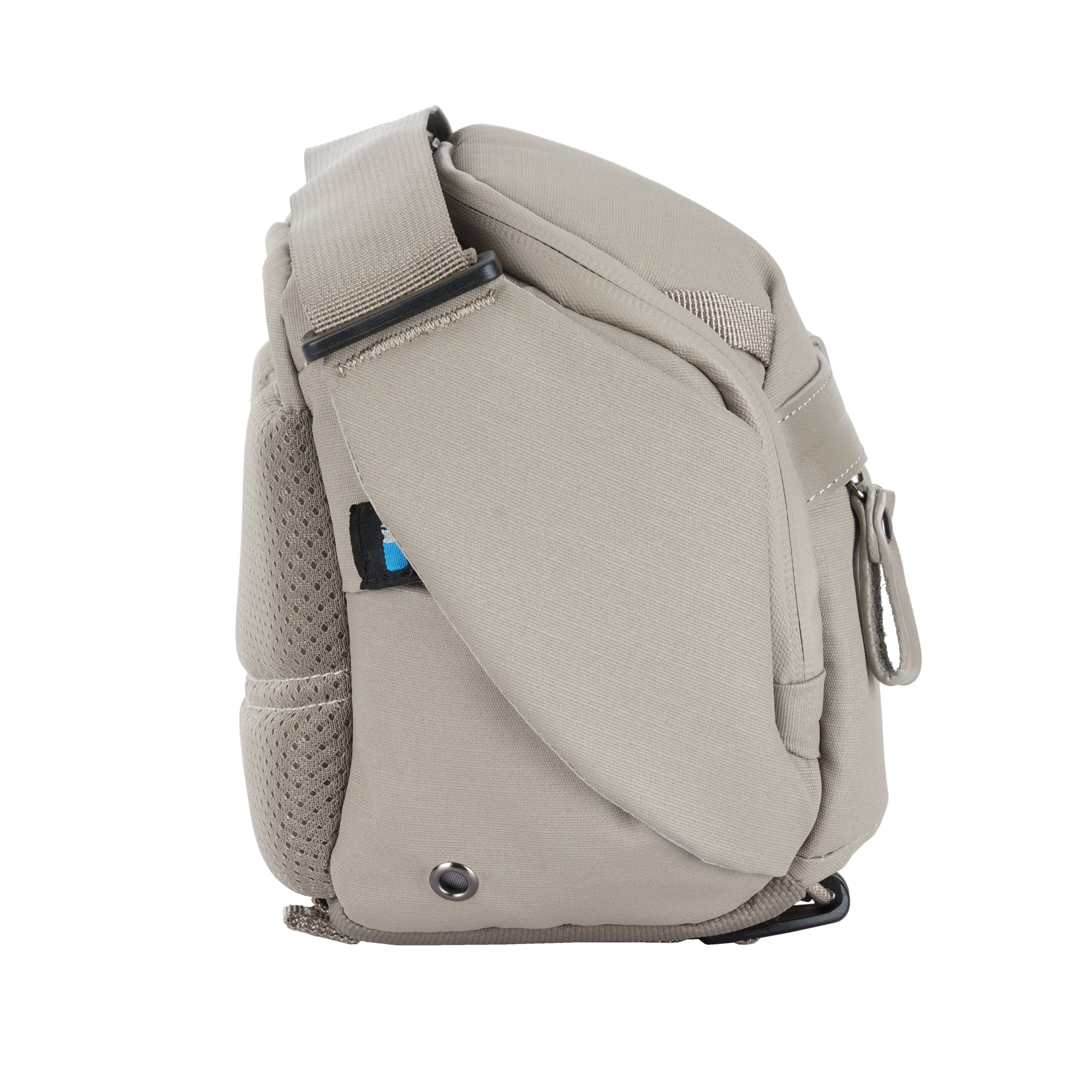 Bolso cruzado beige con detalles de malla y cremallera.