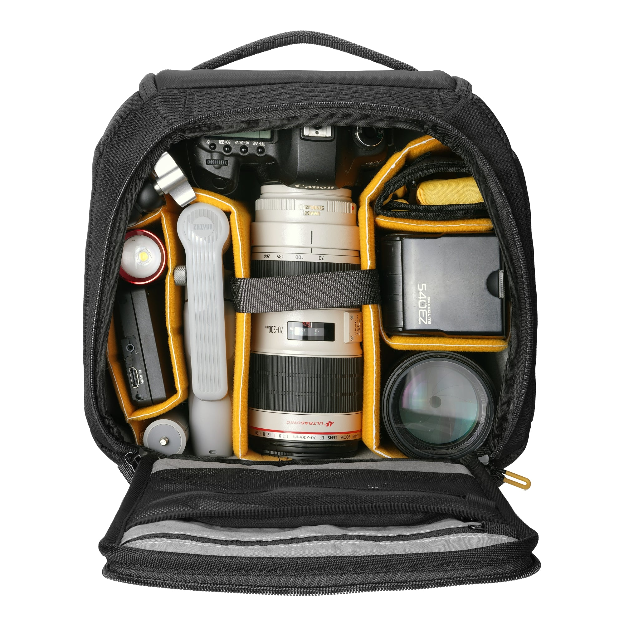 Una bolsa de cámara llena de equipo: cámara, lentes, flash y accesorios.