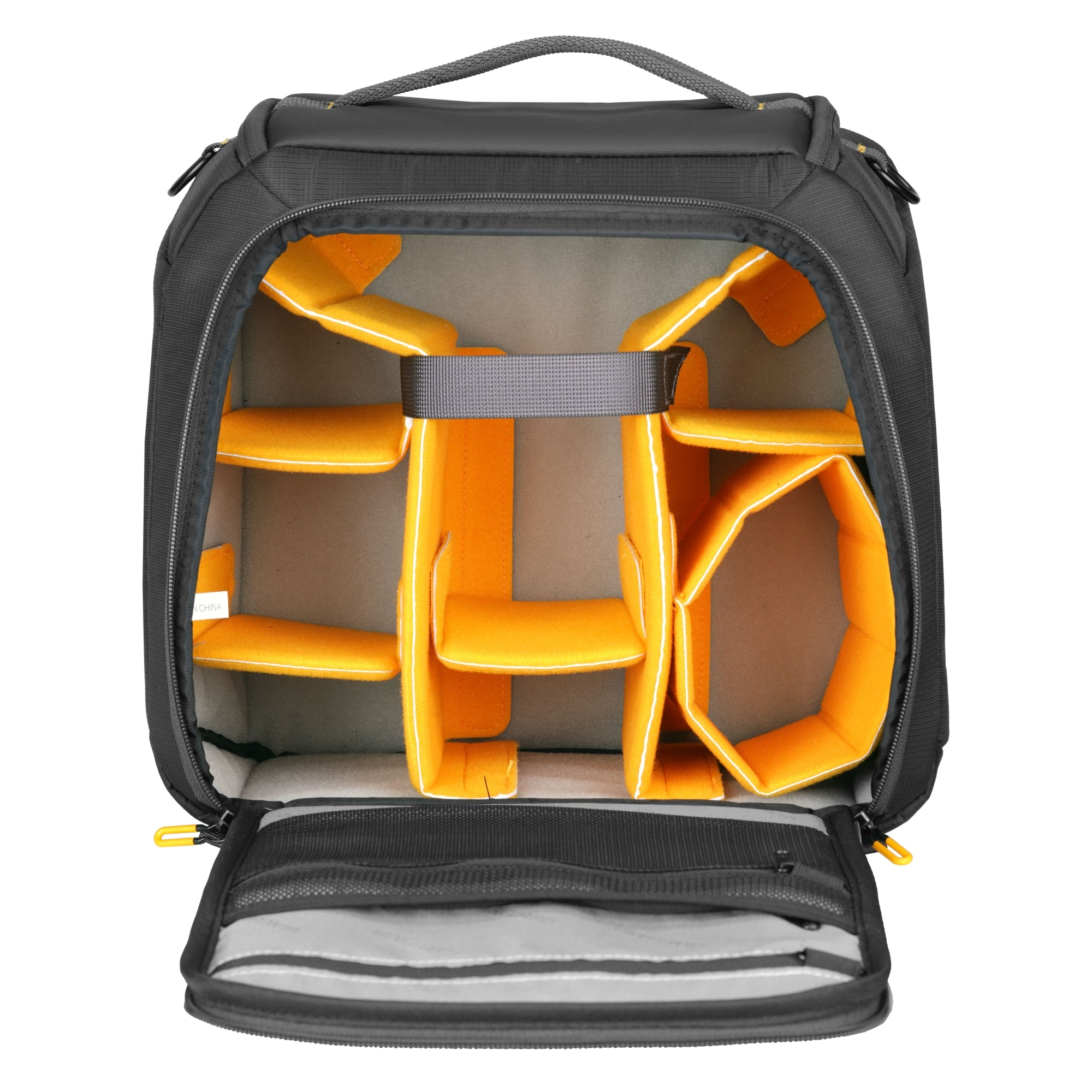Una mochila de cámara negra abierta con divisores naranjas y un asa.