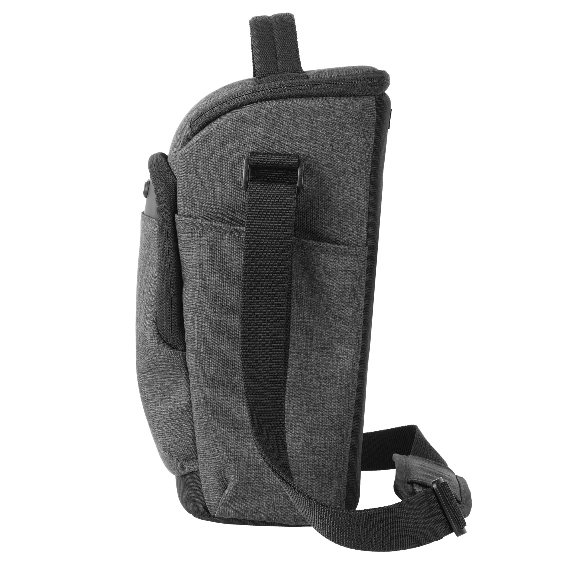 Bolso bandolera gris con correa negra y bolsillos laterales.