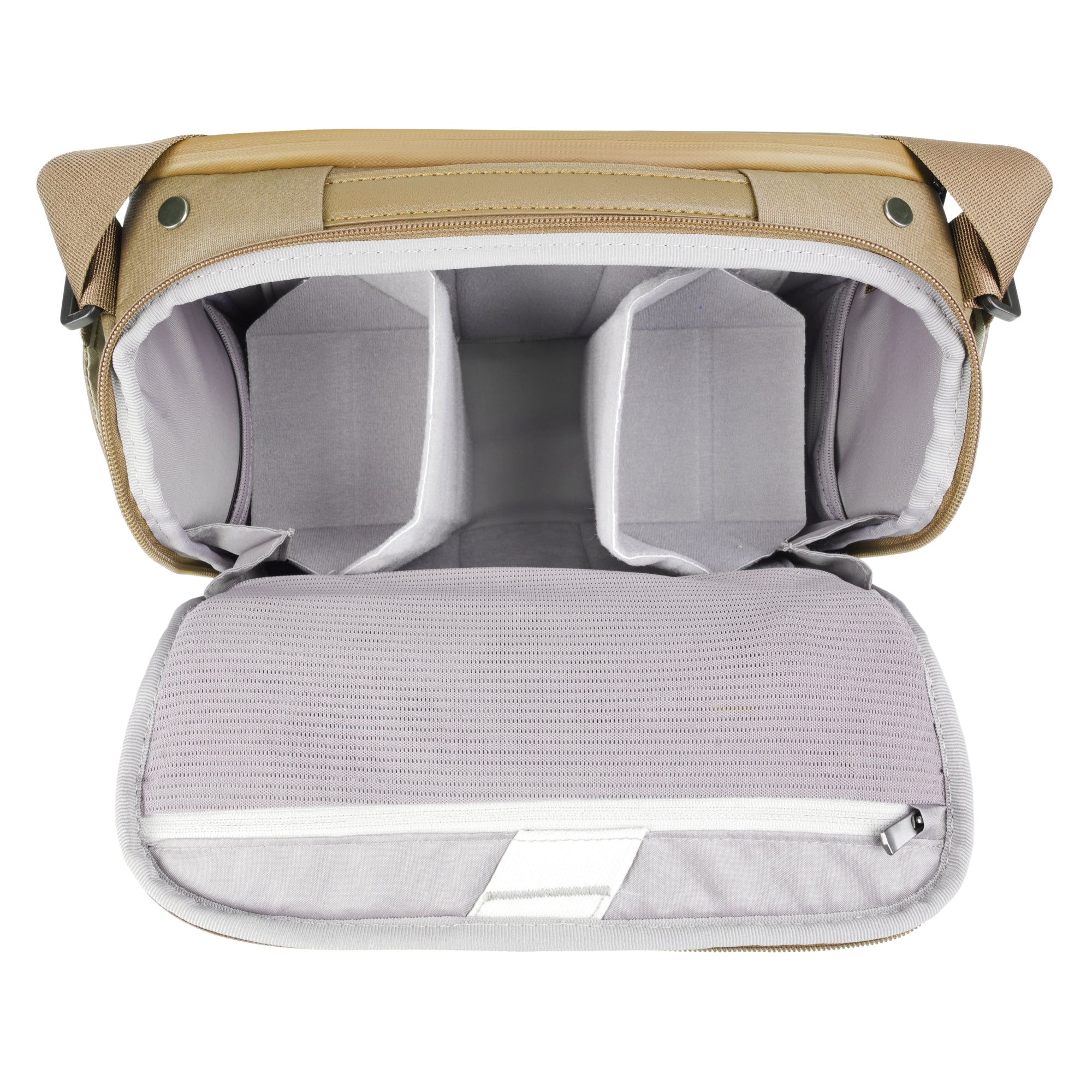 Bolso de cámara beige abierto con divisores grises y bolsillo frontal con cremallera.