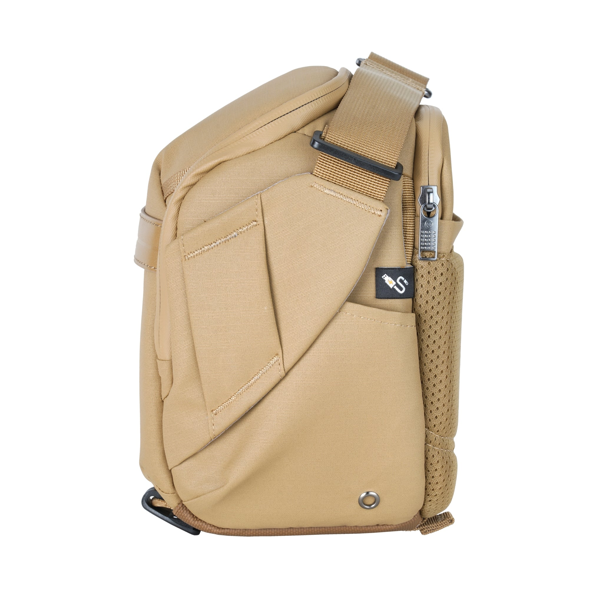 Un bolso cruzado color canela con cremallera y bolsillo de malla.