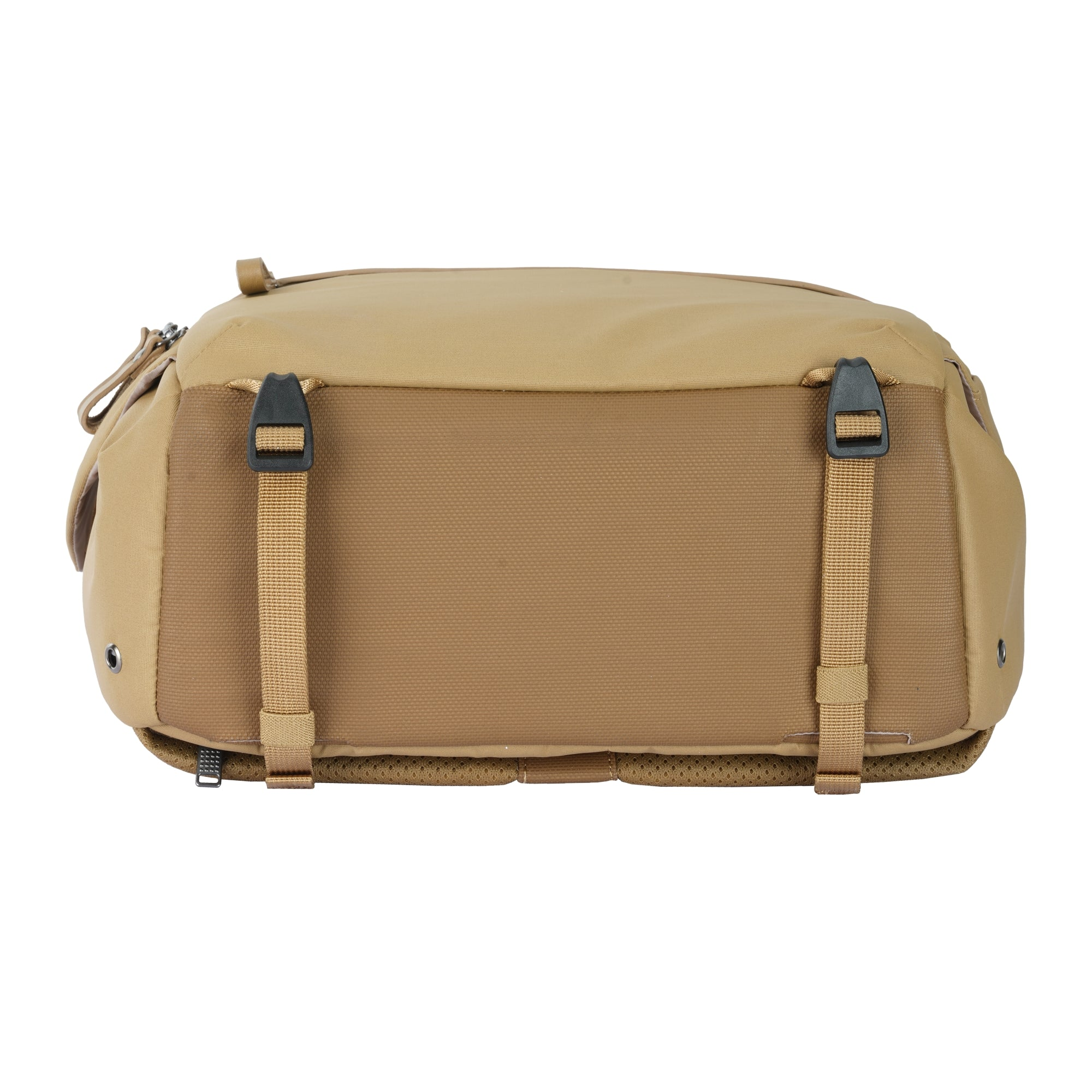 Una bolsa color canela con hebillas y correas negras. Fondo blanco.