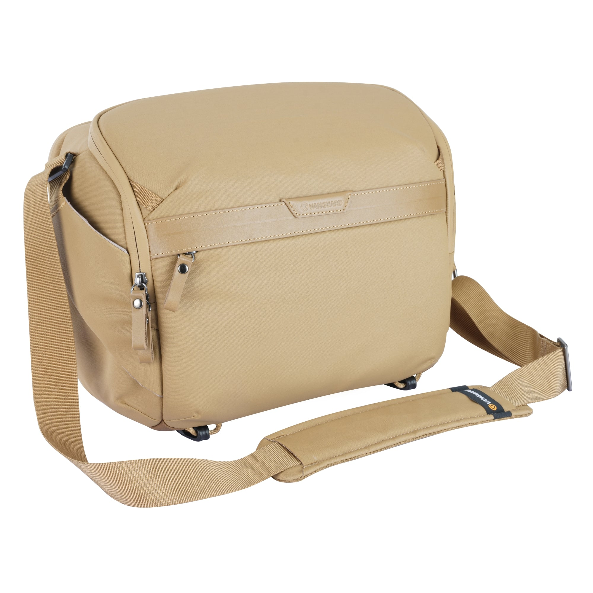 Un bolso cruzado beige con correa ajustable y bolsillos con cremallera. Logo Vanguard.