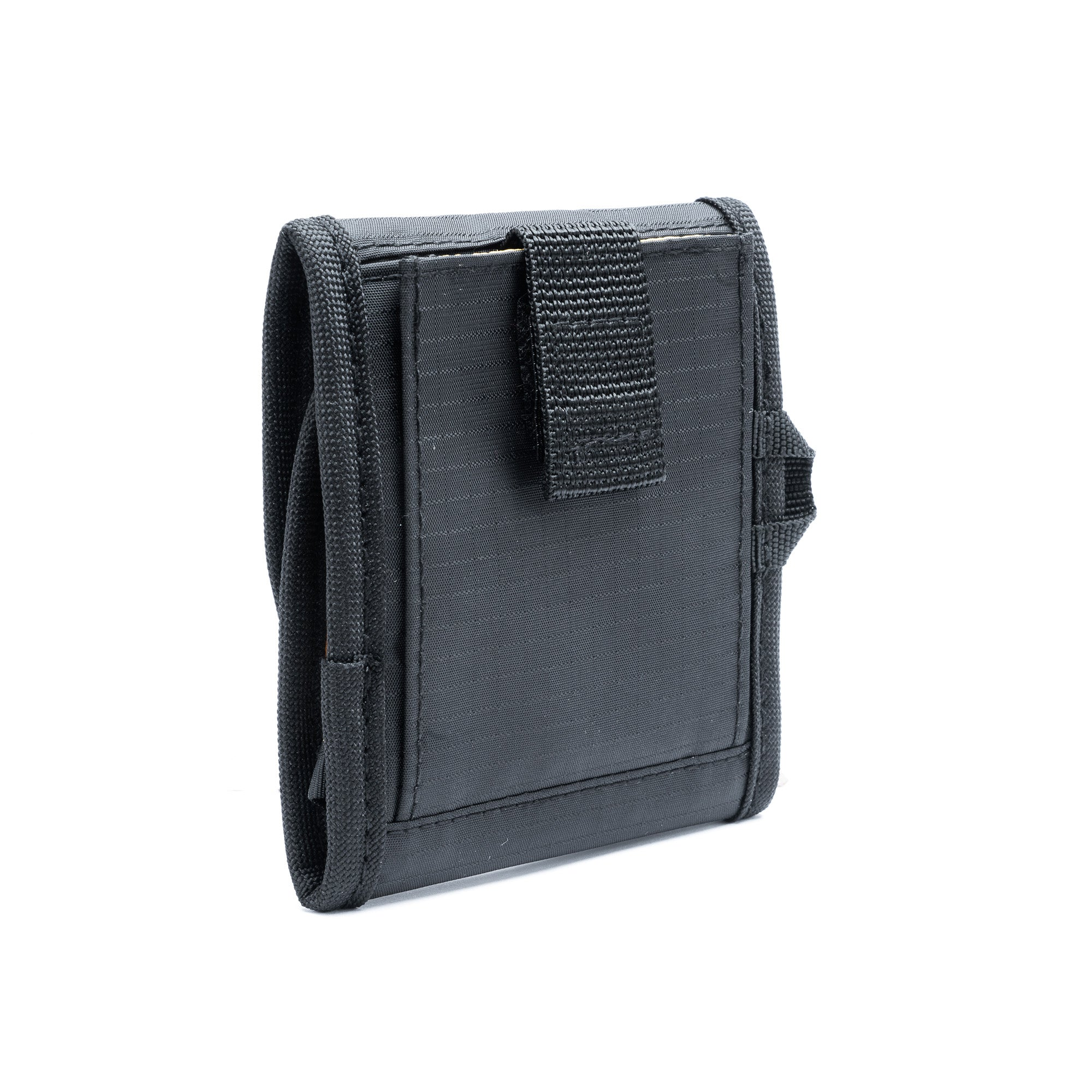 Bolsa negra de tela con trabilla para cinturón y cierre de velcro.