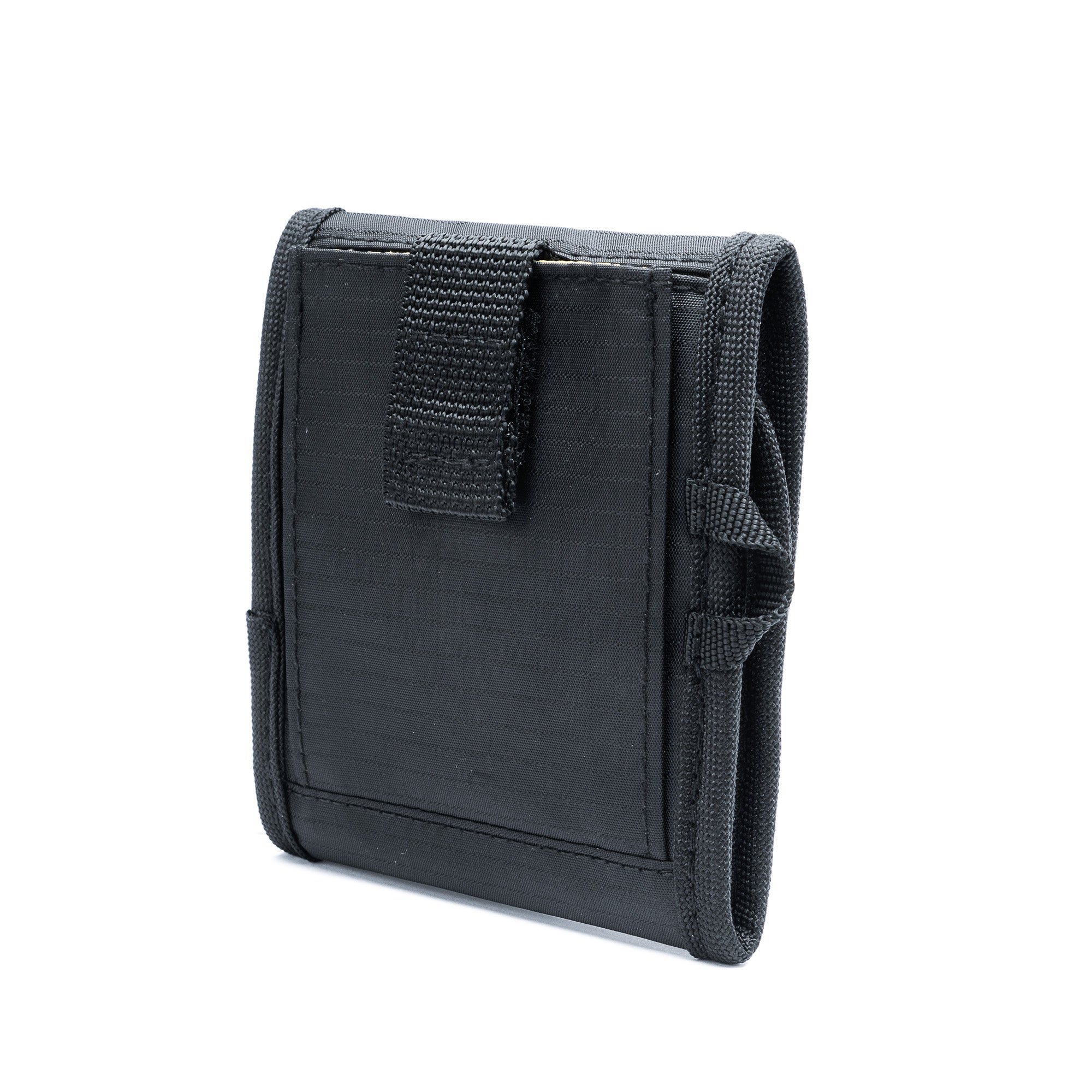 Cartera de tela negra con correa de velcro y trabillas, sobre fondo blanco.