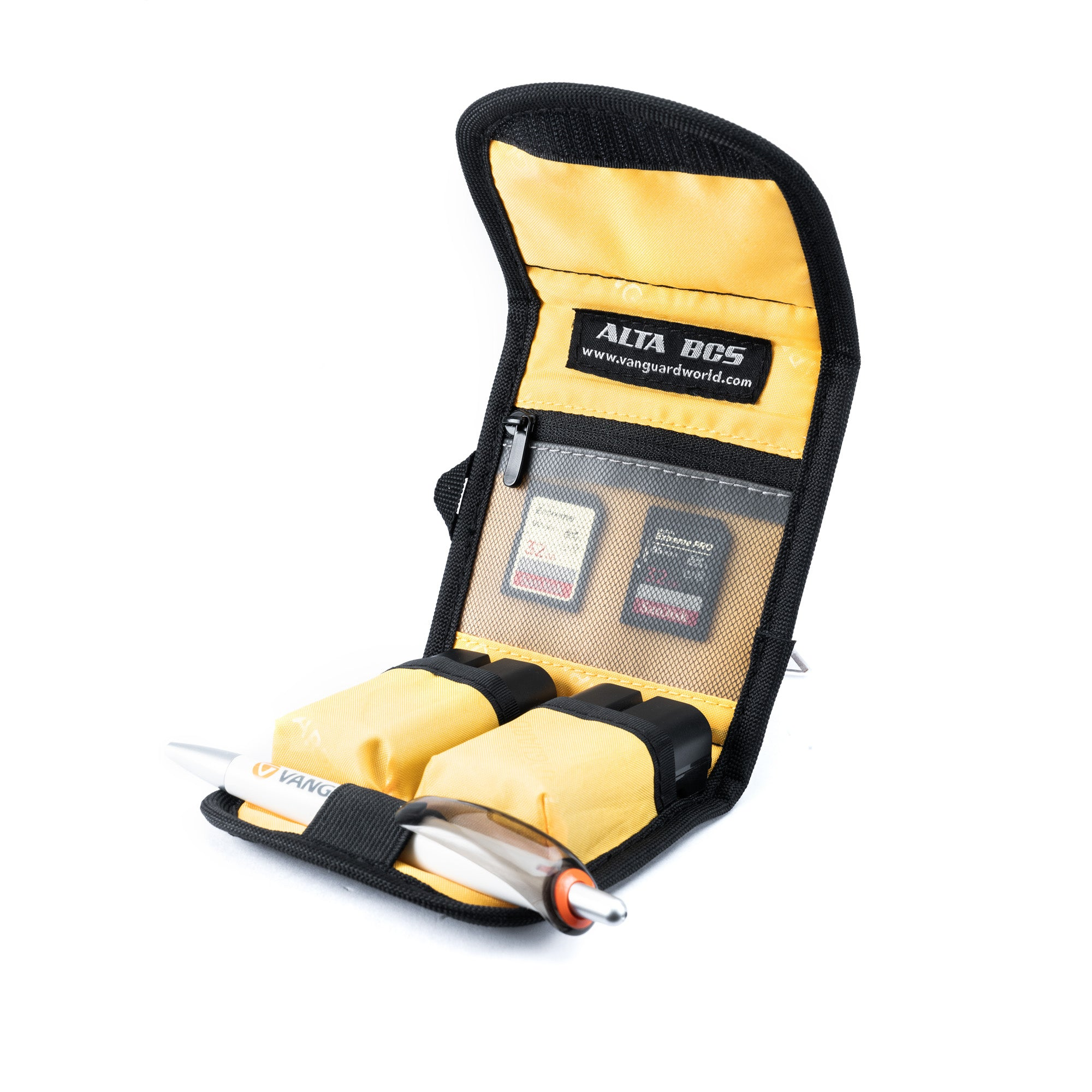 Un bolso negro y amarillo abierto que contiene tarjetas SD y un bolígrafo.