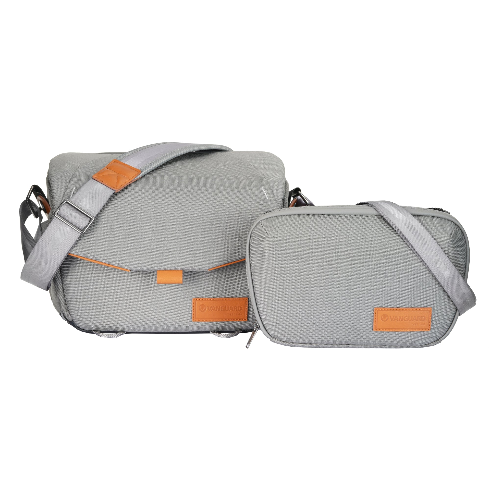 Dos bolsos grises con detalles naranjas y logos de cuero.