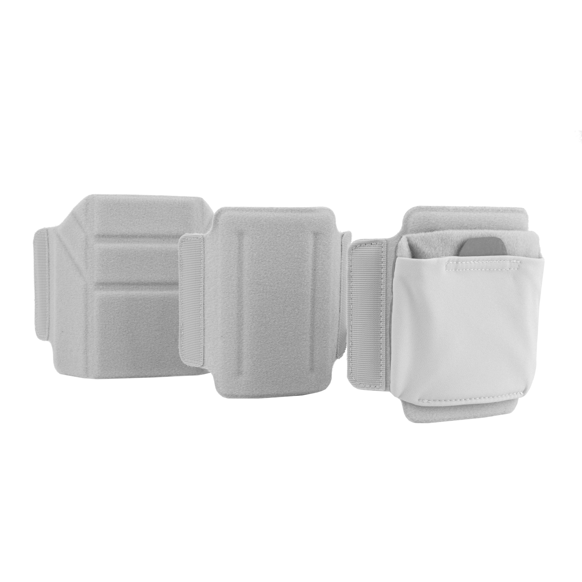 Tres bolsas grises rectangulares con cierres de velcro, sobre fondo blanco.