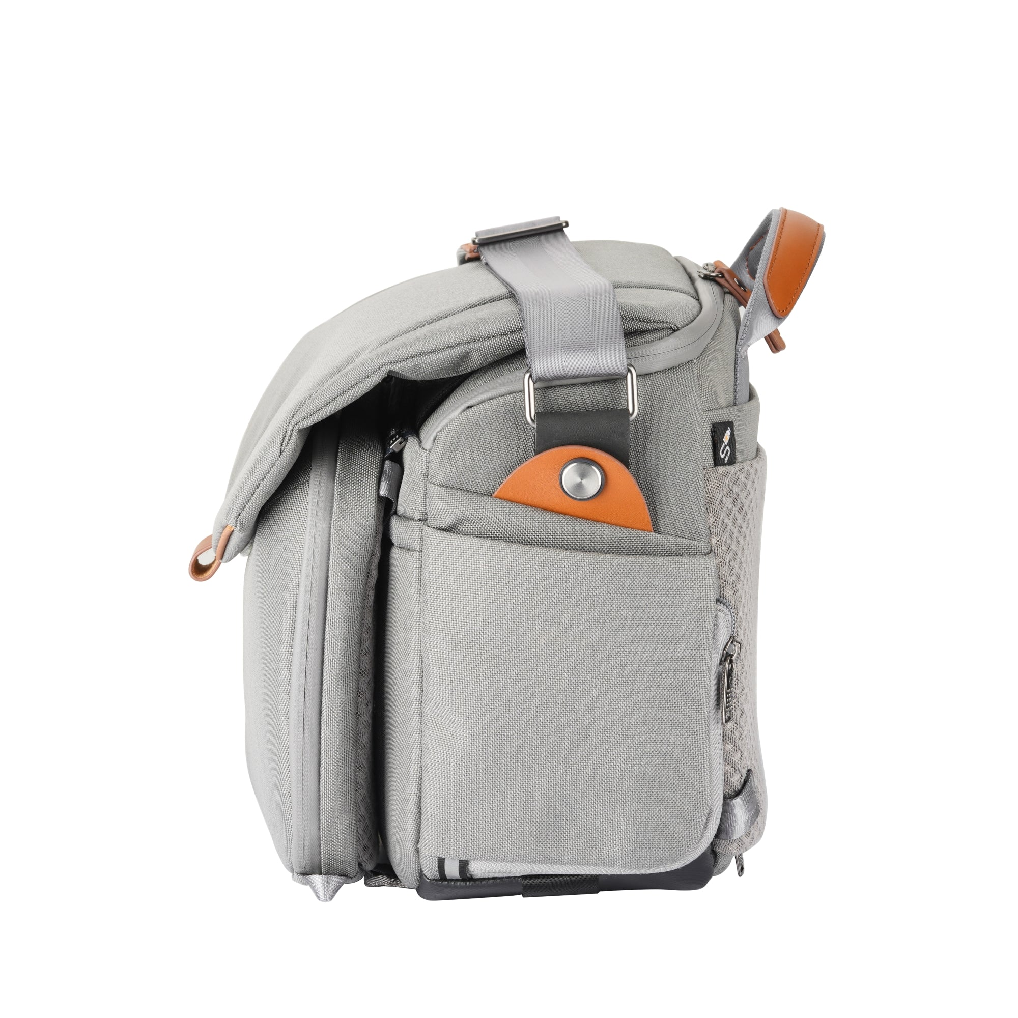 Bolso gris con detalles de cuero marrón y correa para el hombro.