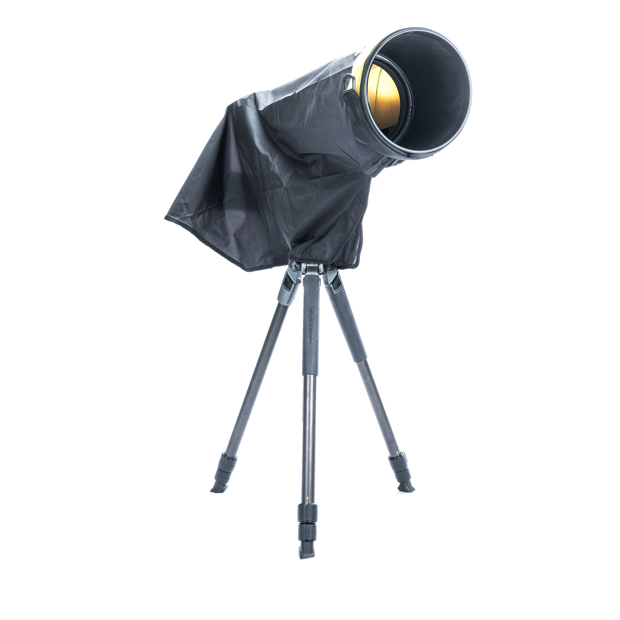Una cubierta de lluvia negra cubre un telescopio montado en un trípode.