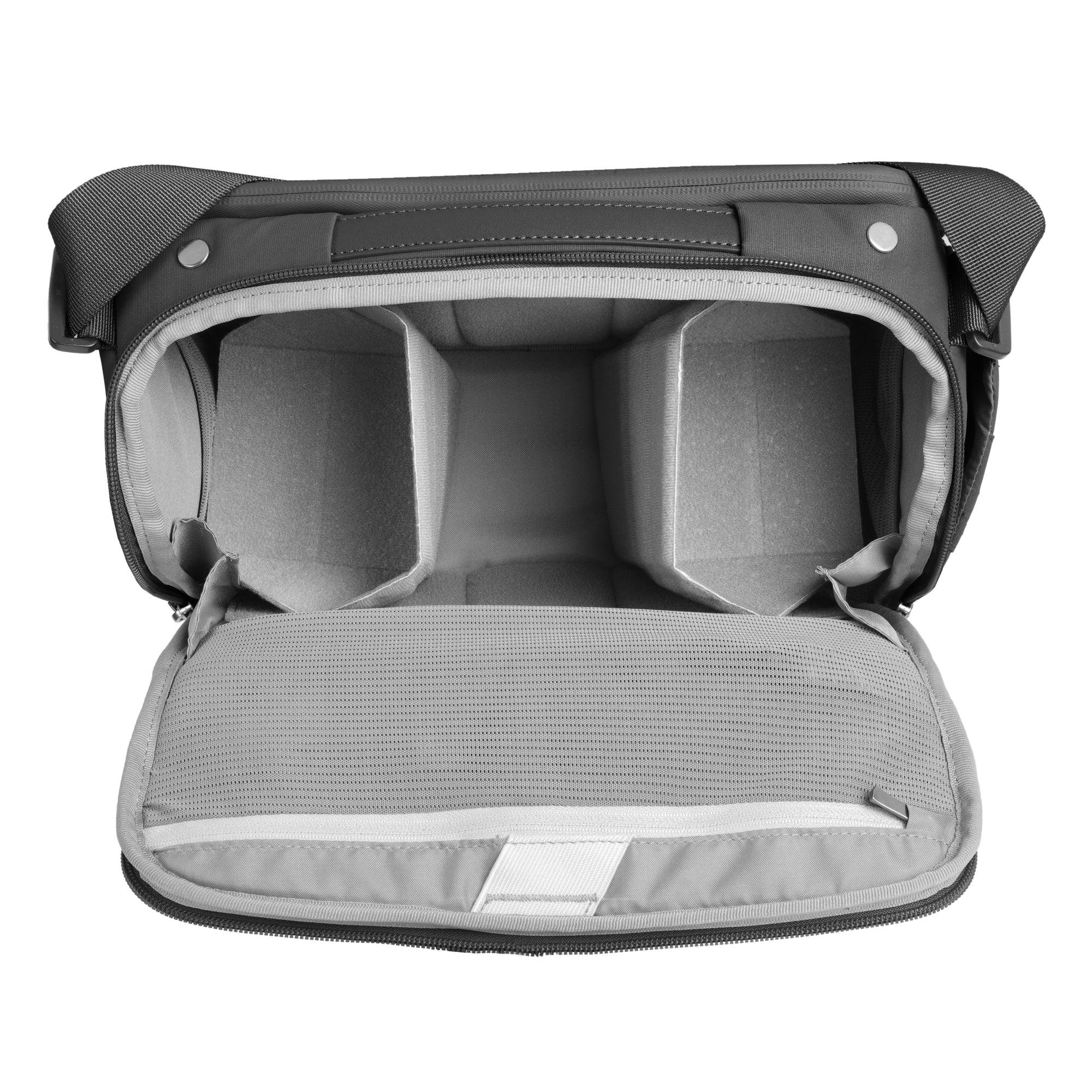 Bolso de cámara gris con divisores y correa.