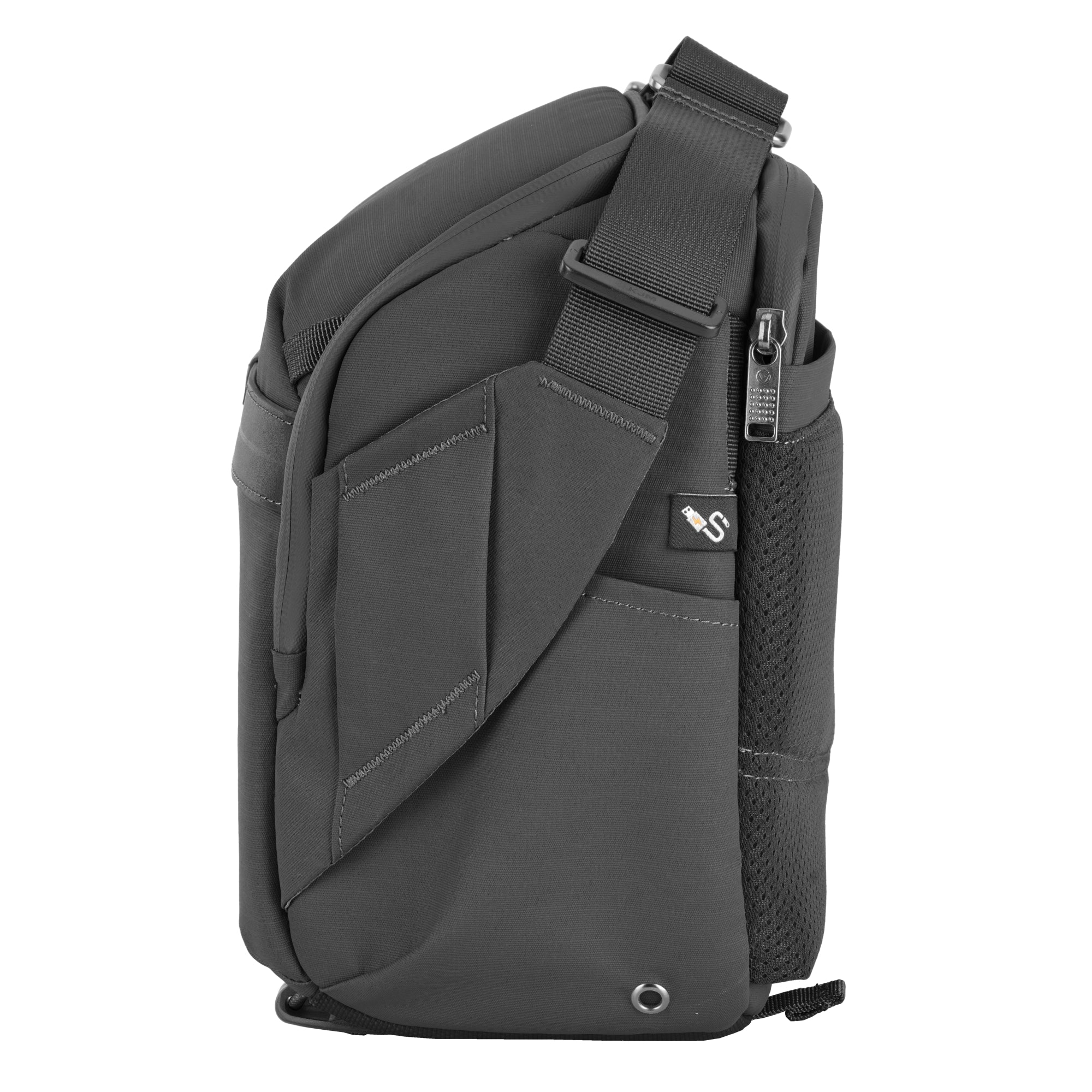 Bolso cruzado gris con cremallera, detalle de malla y símbolo USB. Práctico.