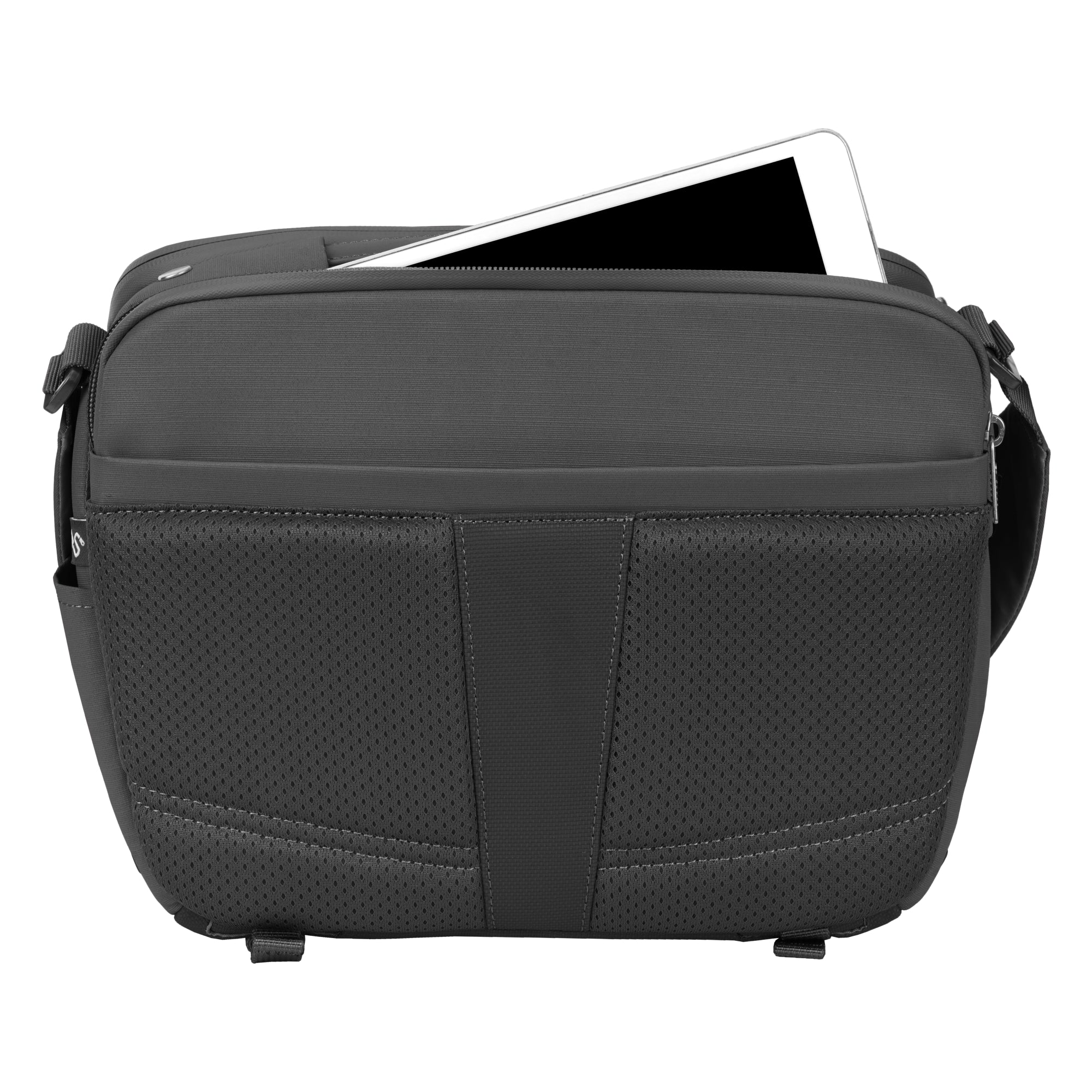 Bolso gris oscuro con una tablet asomando por arriba. Tejido de malla al frente.