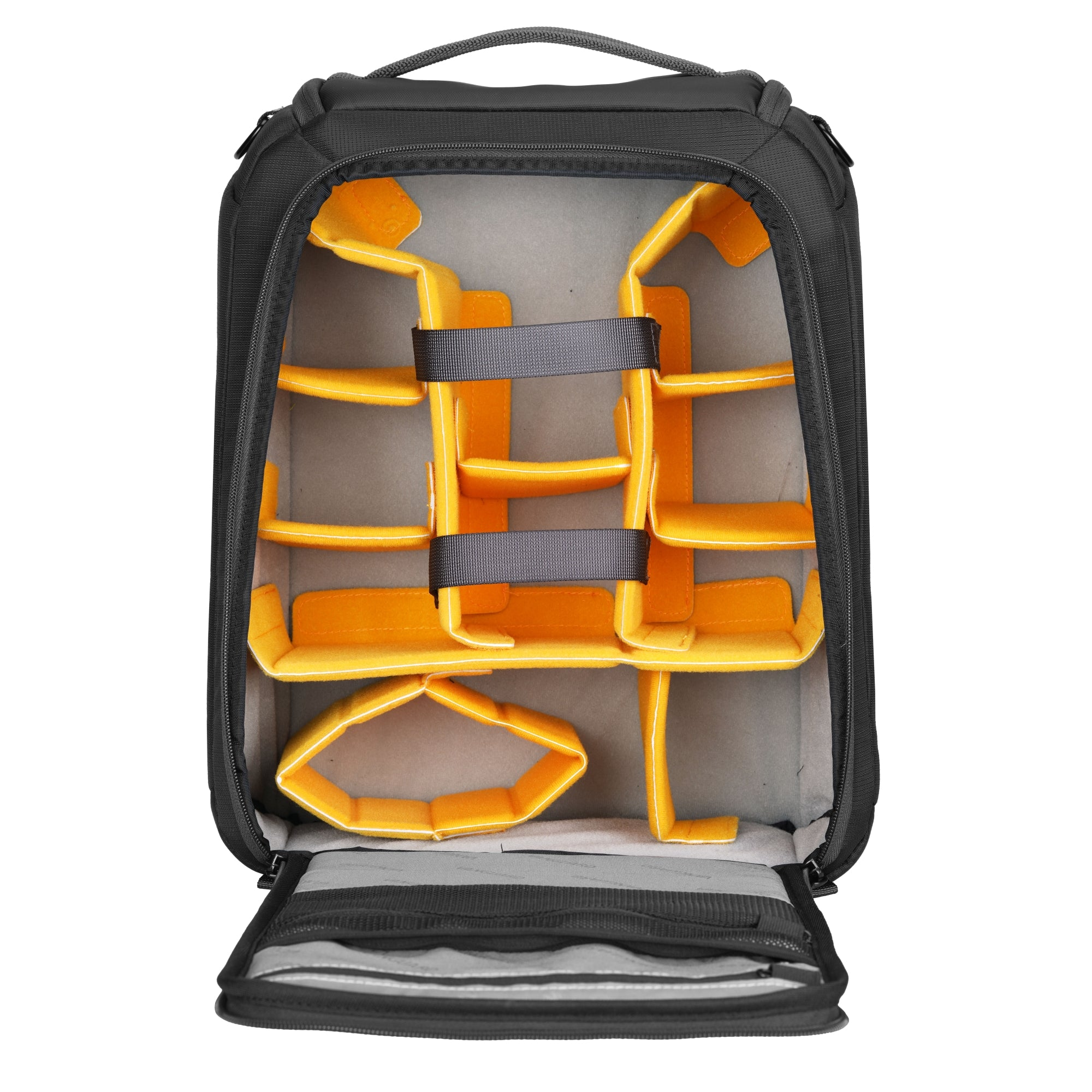 Una mochila negra abierta con divisores acolchados naranjas, vacía.