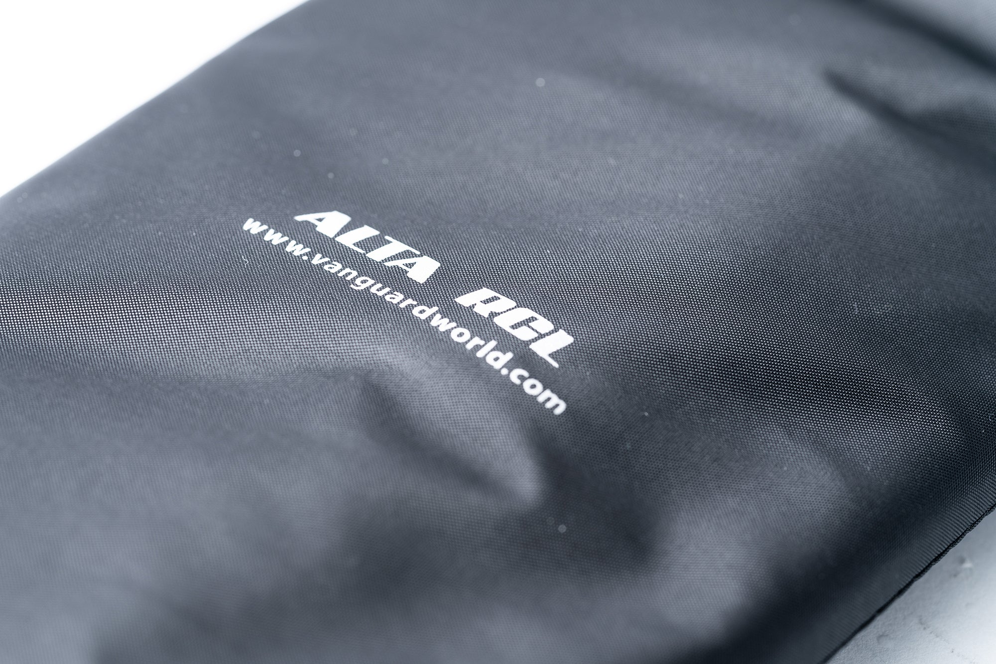 Tela gris con logo blanco y dirección web