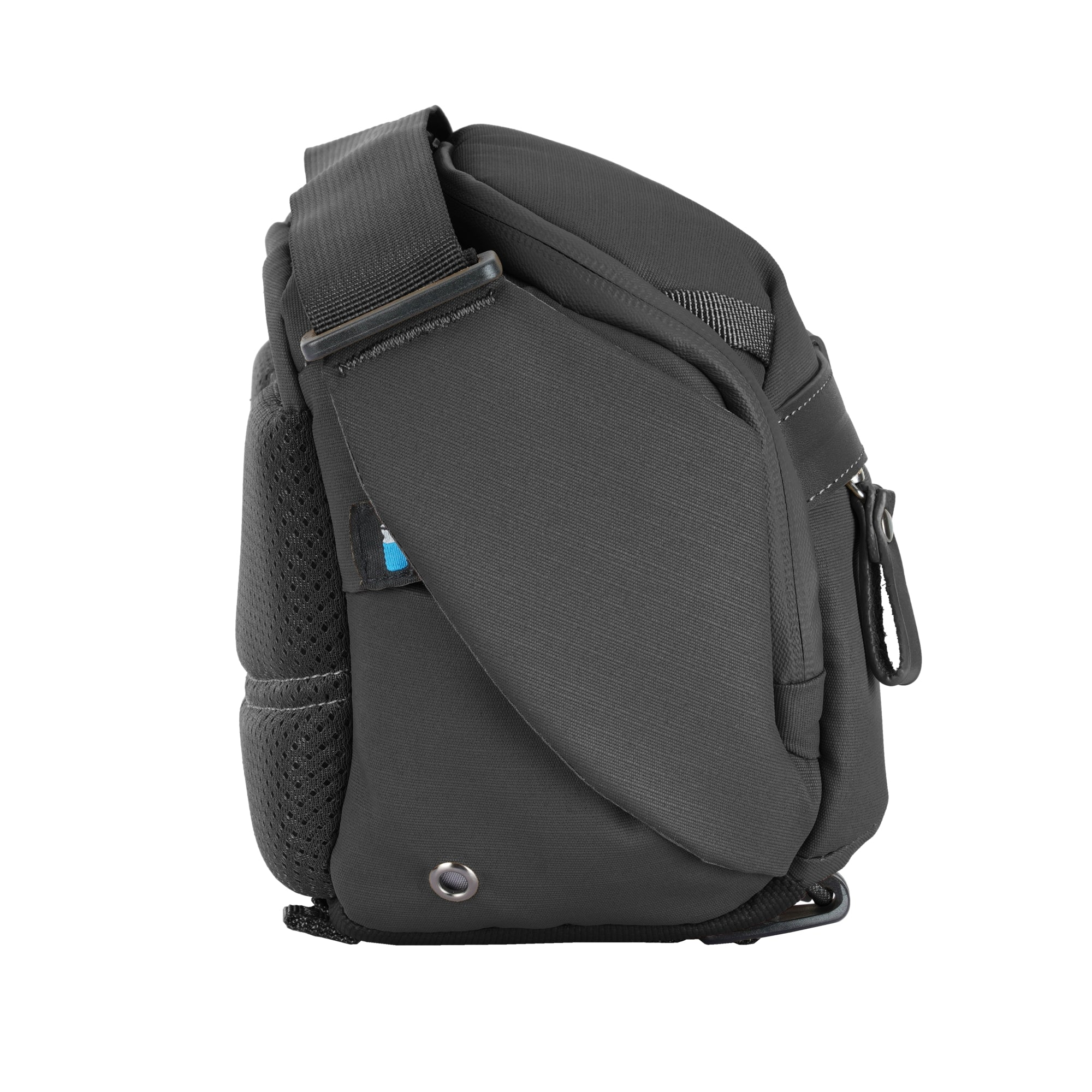 Bolso bandolera negro con correa acolchada y respaldo de malla.