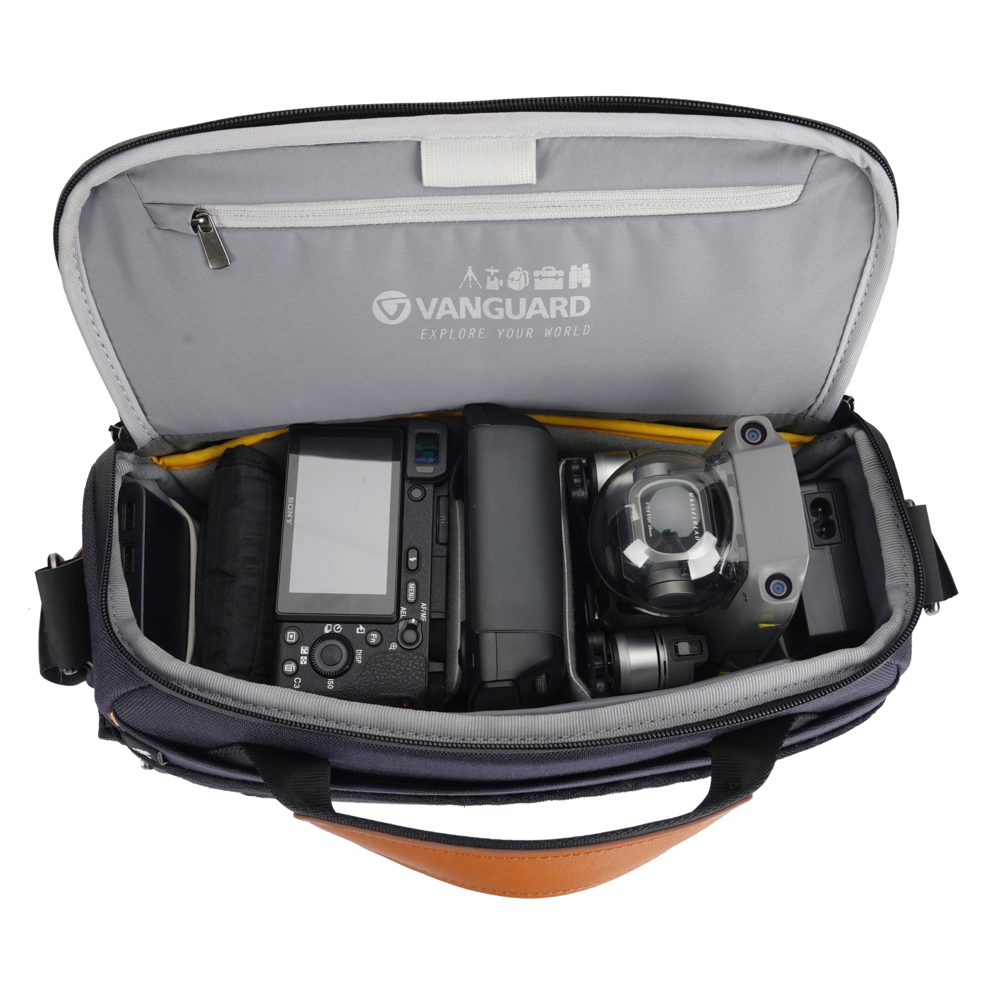 Una bolsa de cámara con una cámara Sony, un gimbal y una fuente de alimentación.